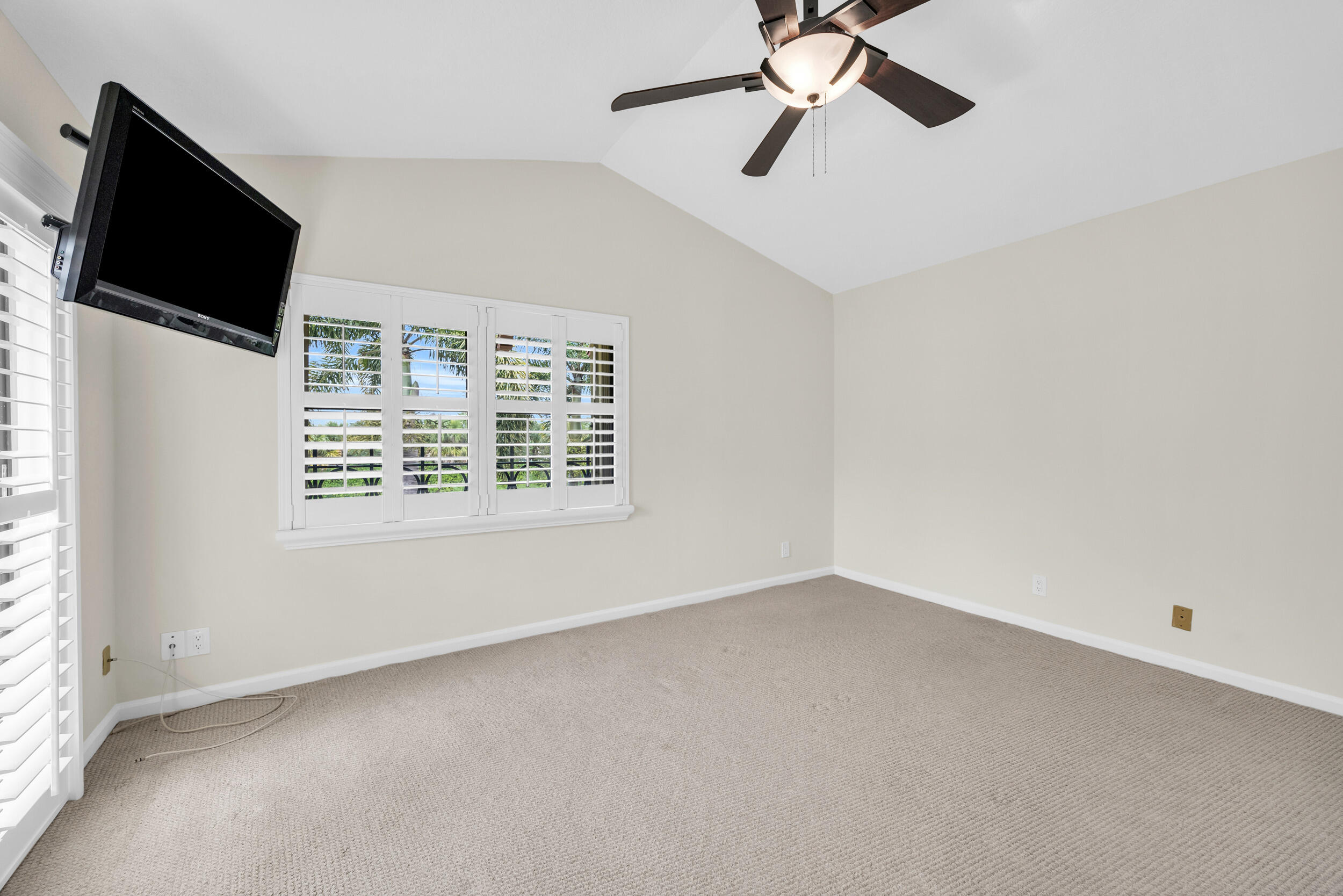 6 Uno Lago Drive