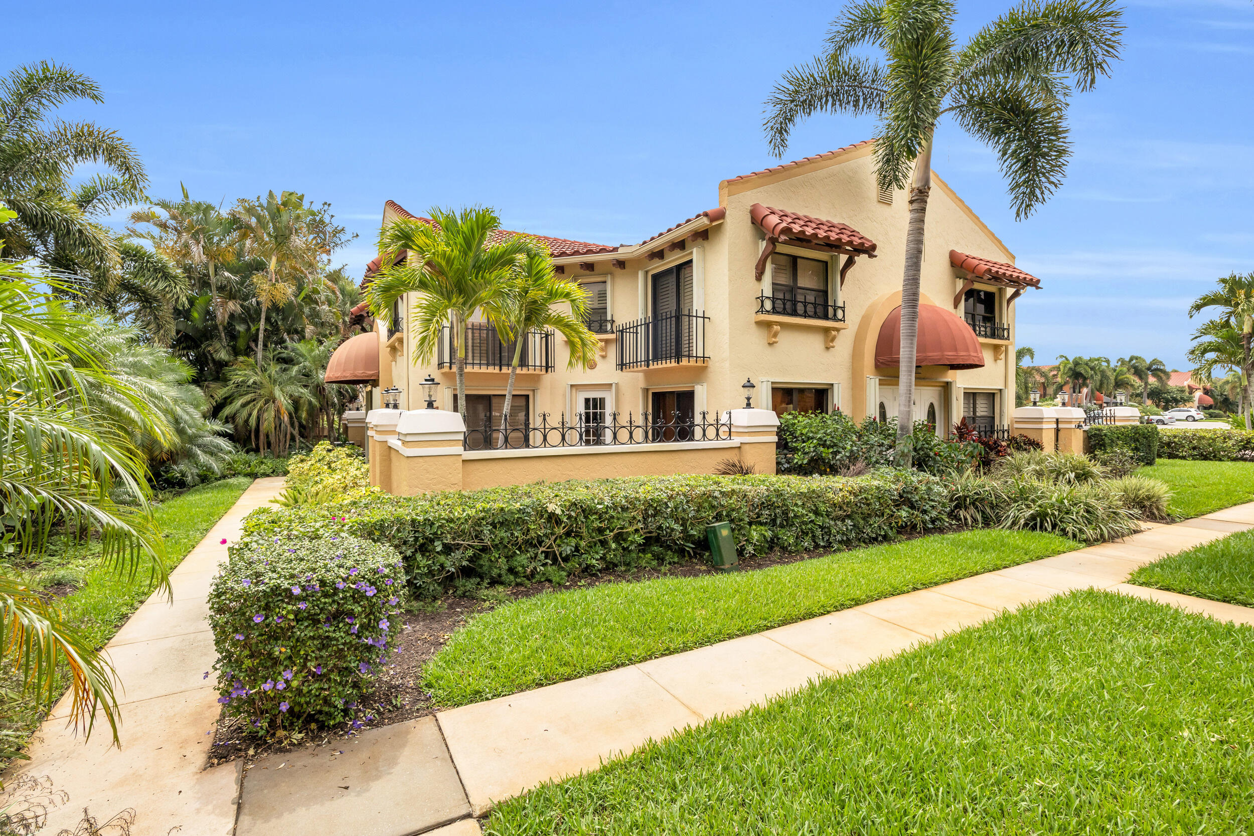 6 Uno Lago Drive