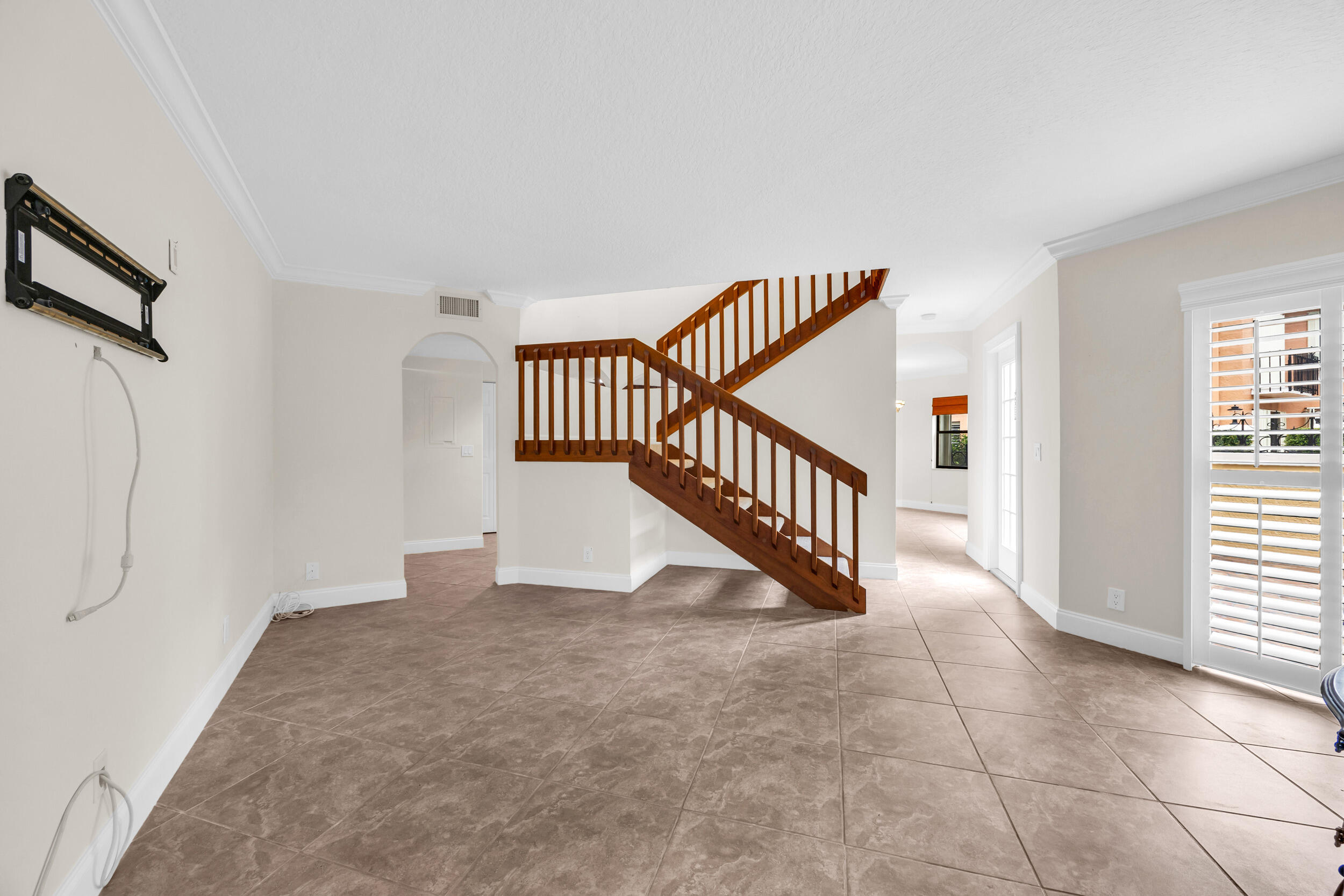 6 Uno Lago Drive