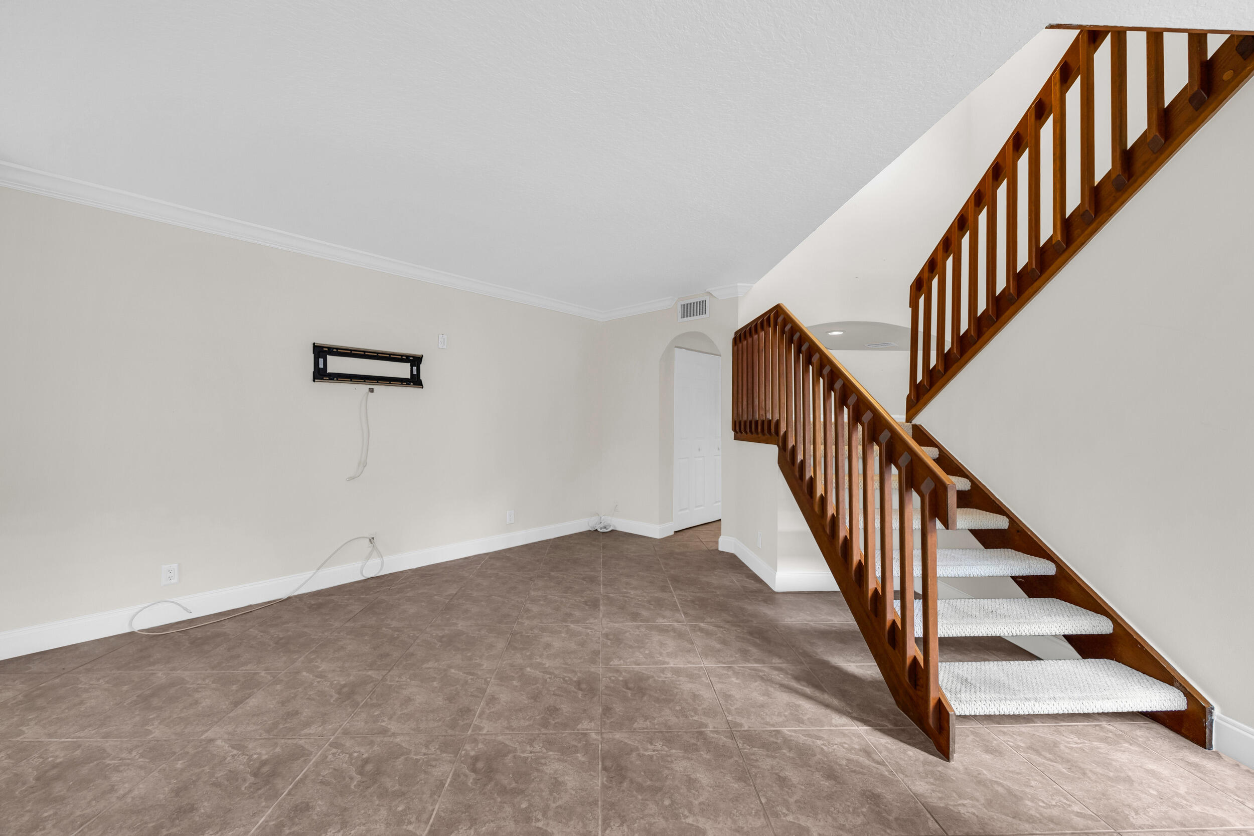 6 Uno Lago Drive