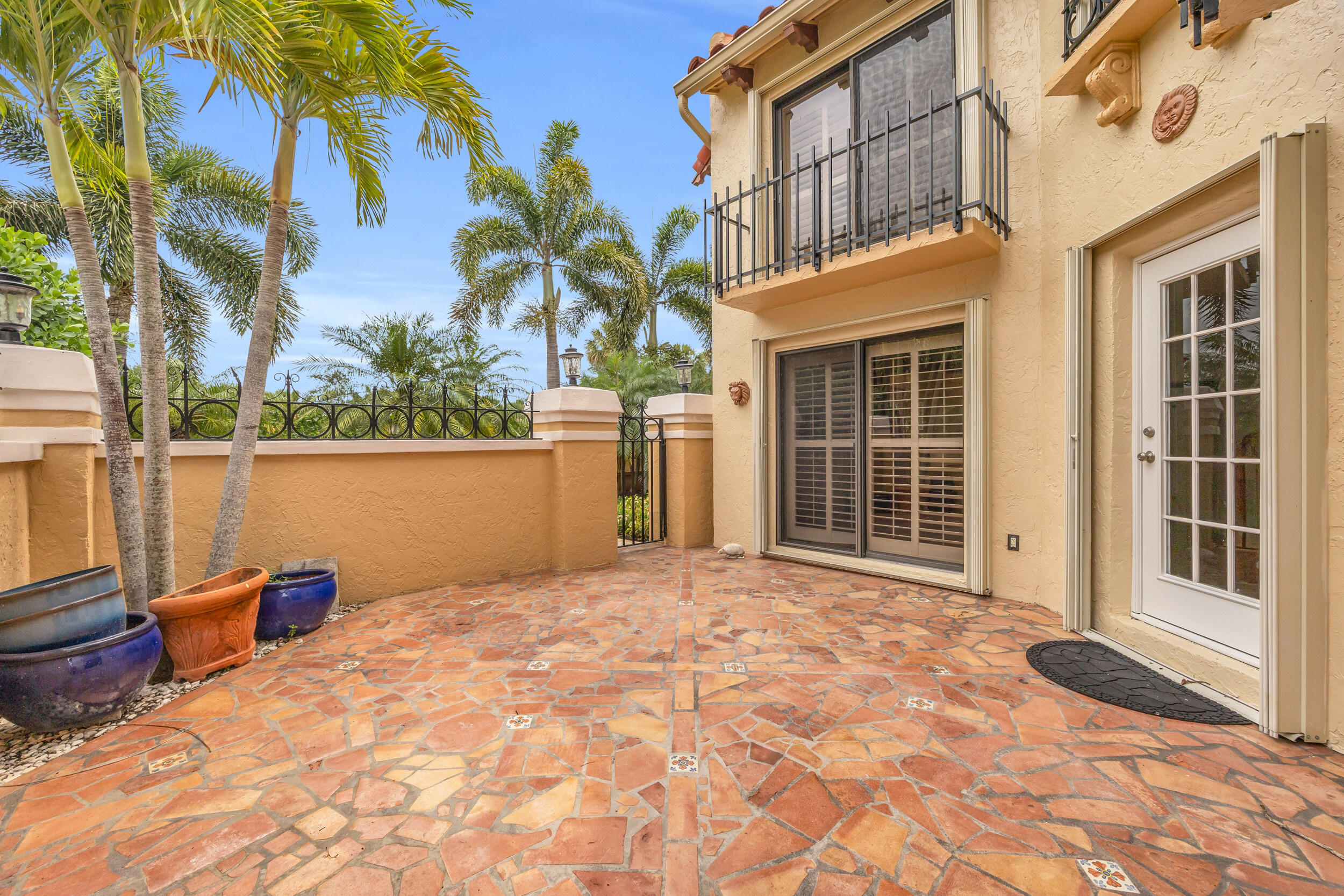 6 Uno Lago Drive