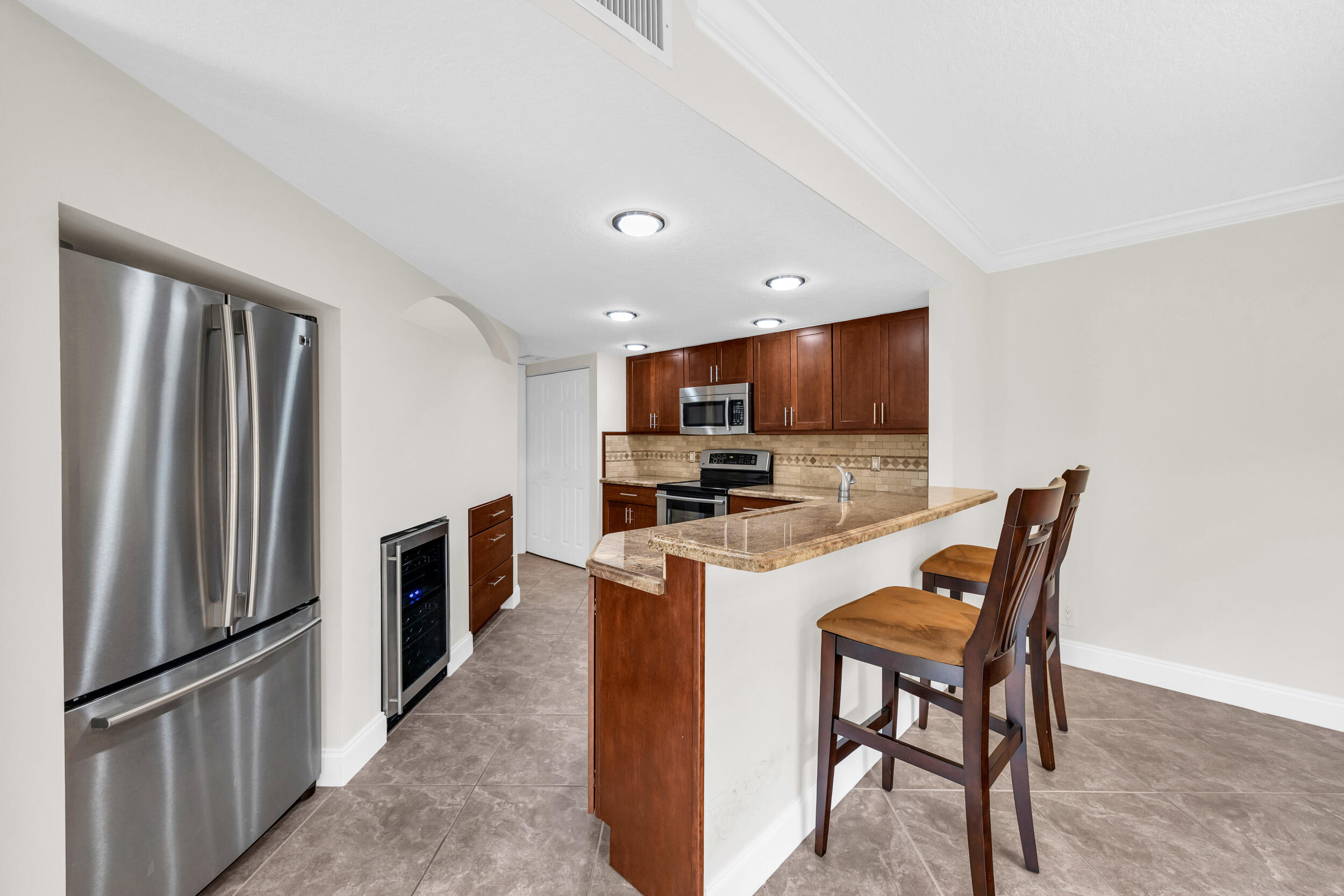 6 Uno Lago Drive