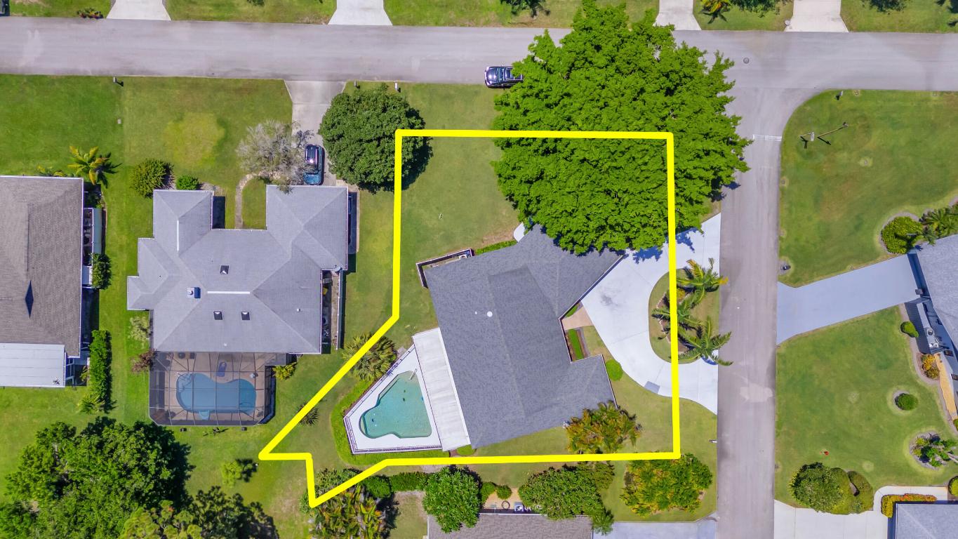 6558 SE Roanoke Court