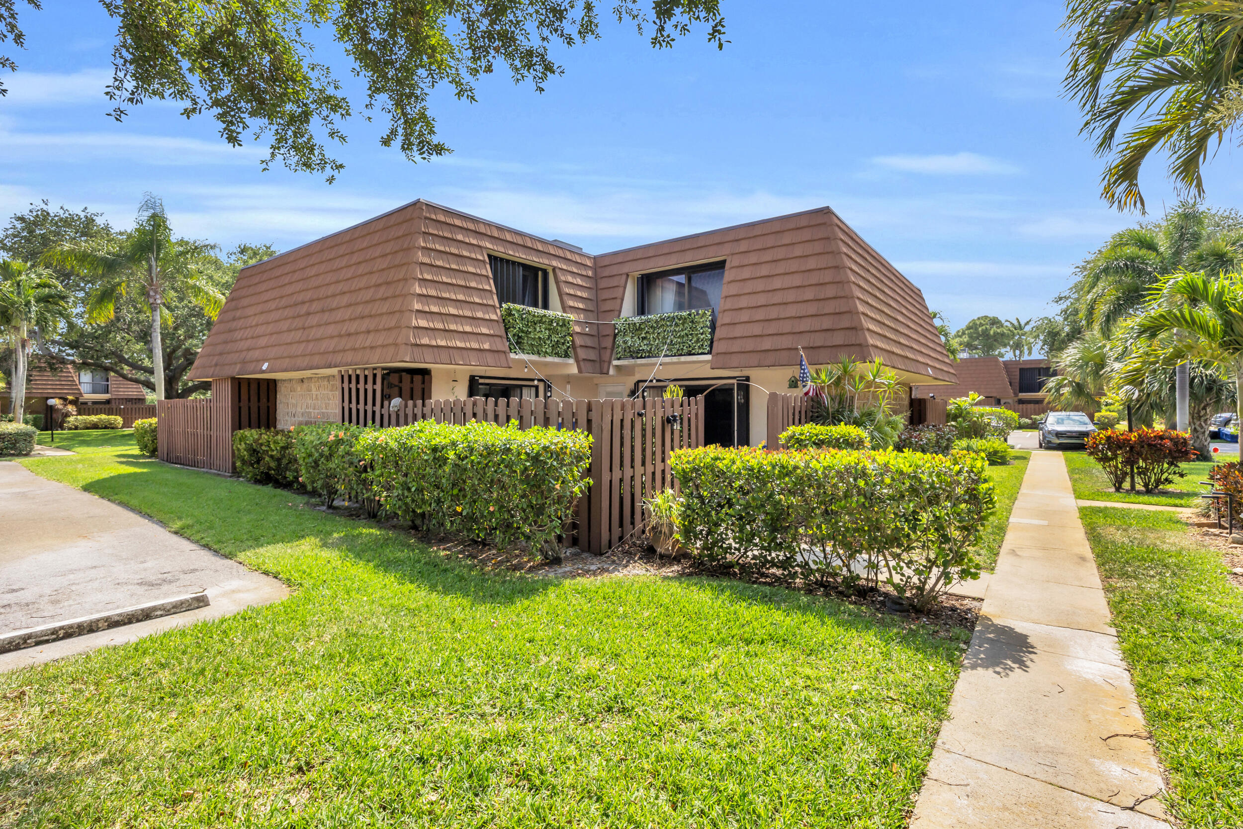 825 Center Street 49a