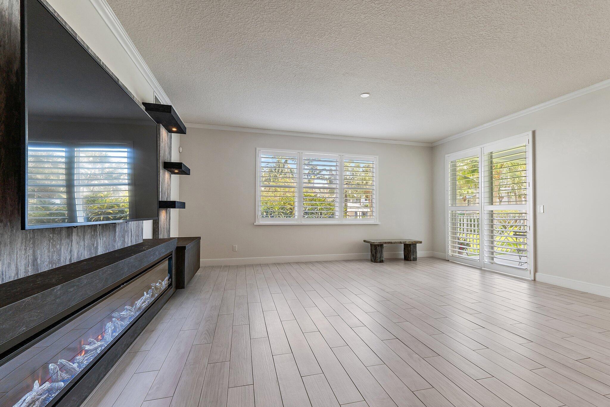 411 Bay Colony Drive N & Slip #32