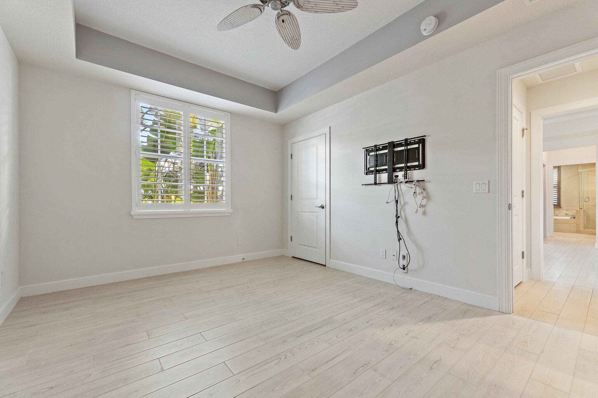 411 Bay Colony Drive N & Slip #32