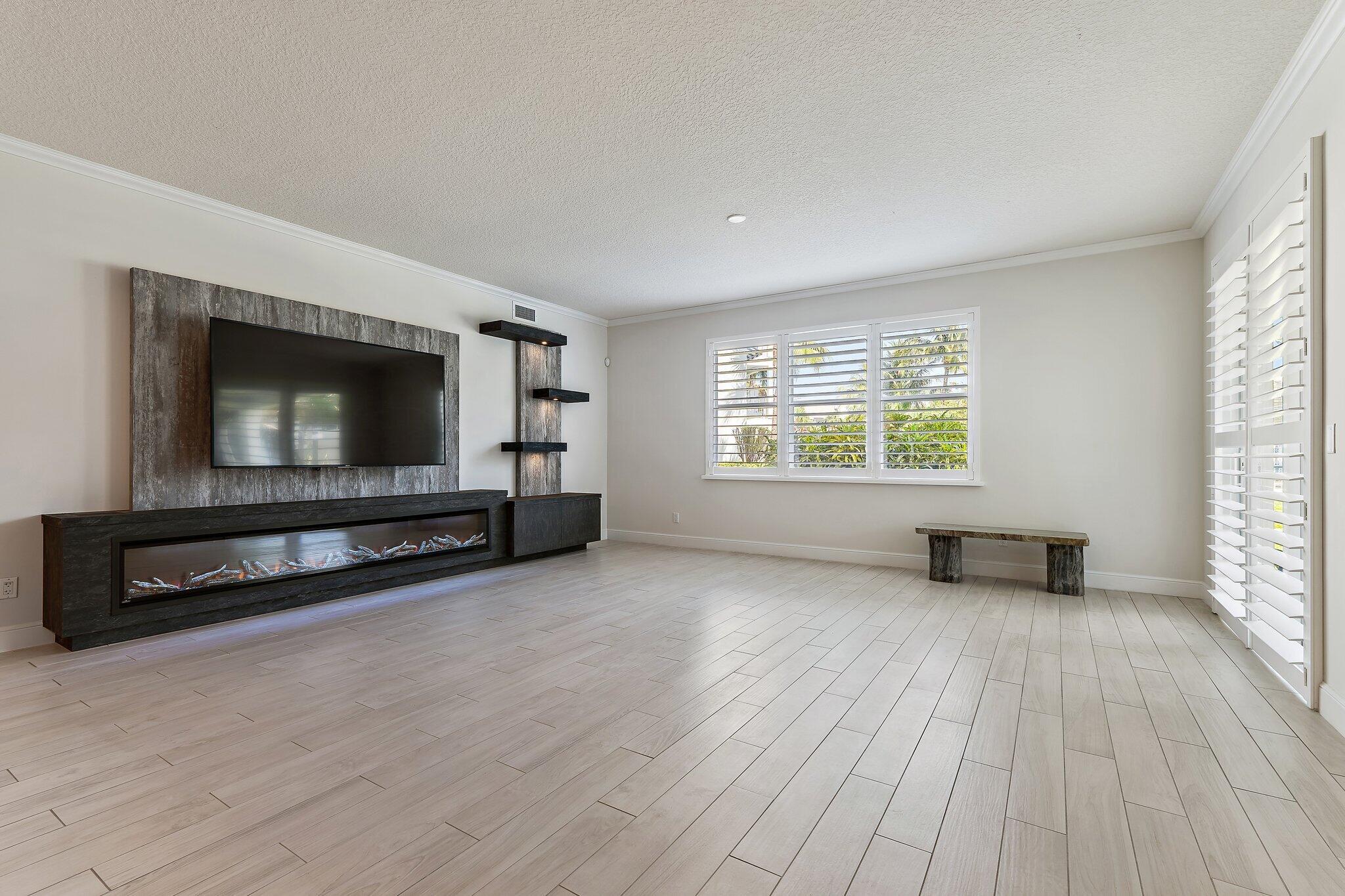 411 Bay Colony Drive N & Slip #32