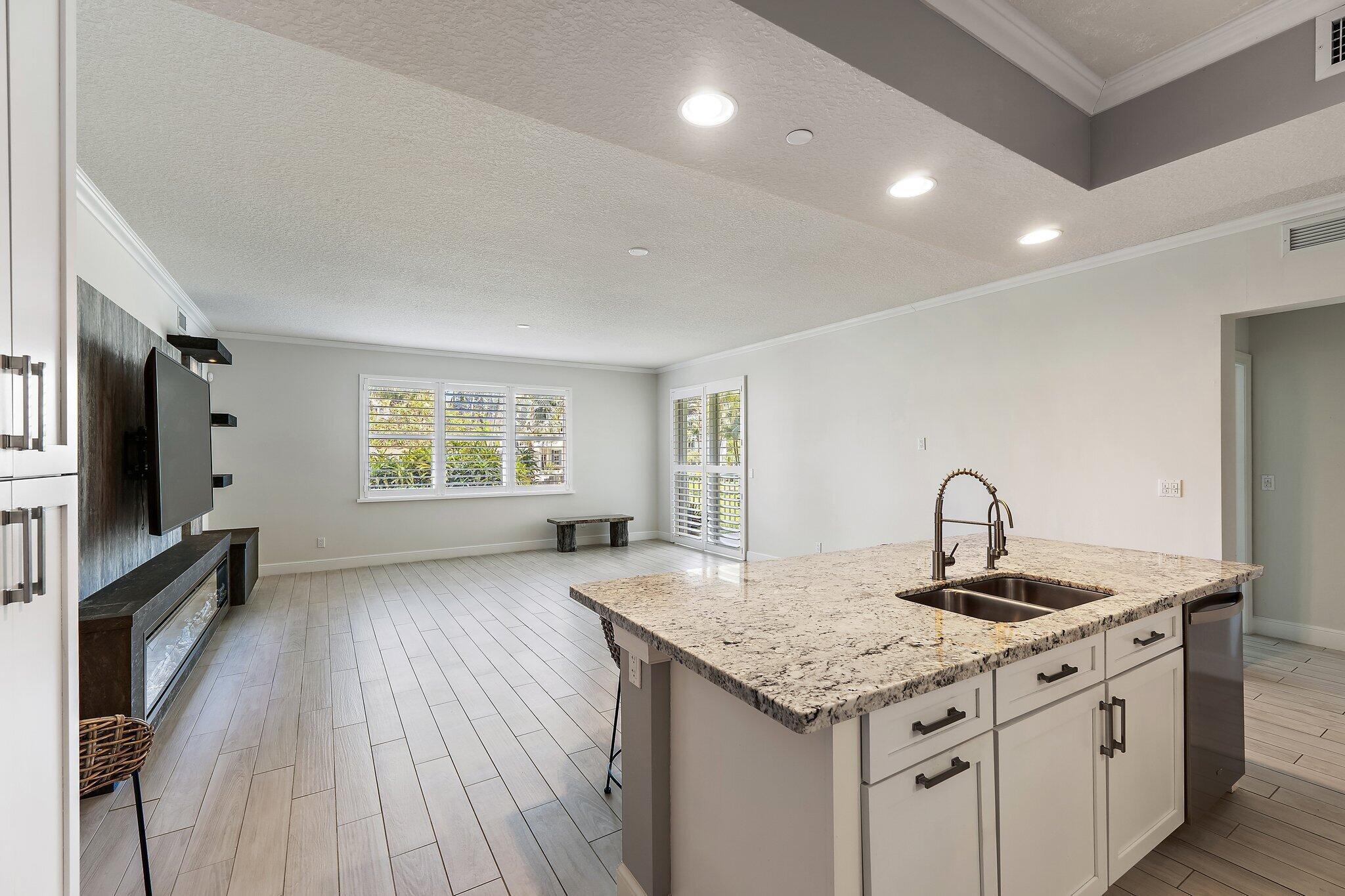 411 Bay Colony Drive N & Slip #32