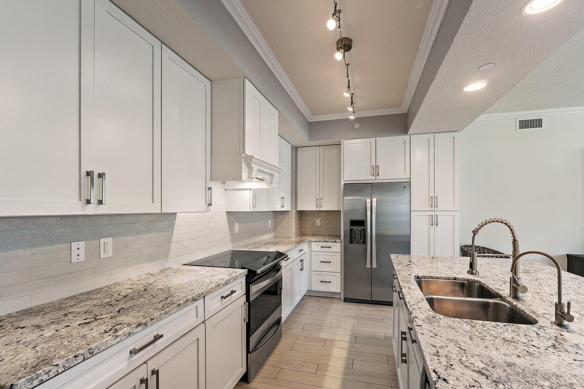 411 Bay Colony Drive N & Slip #32