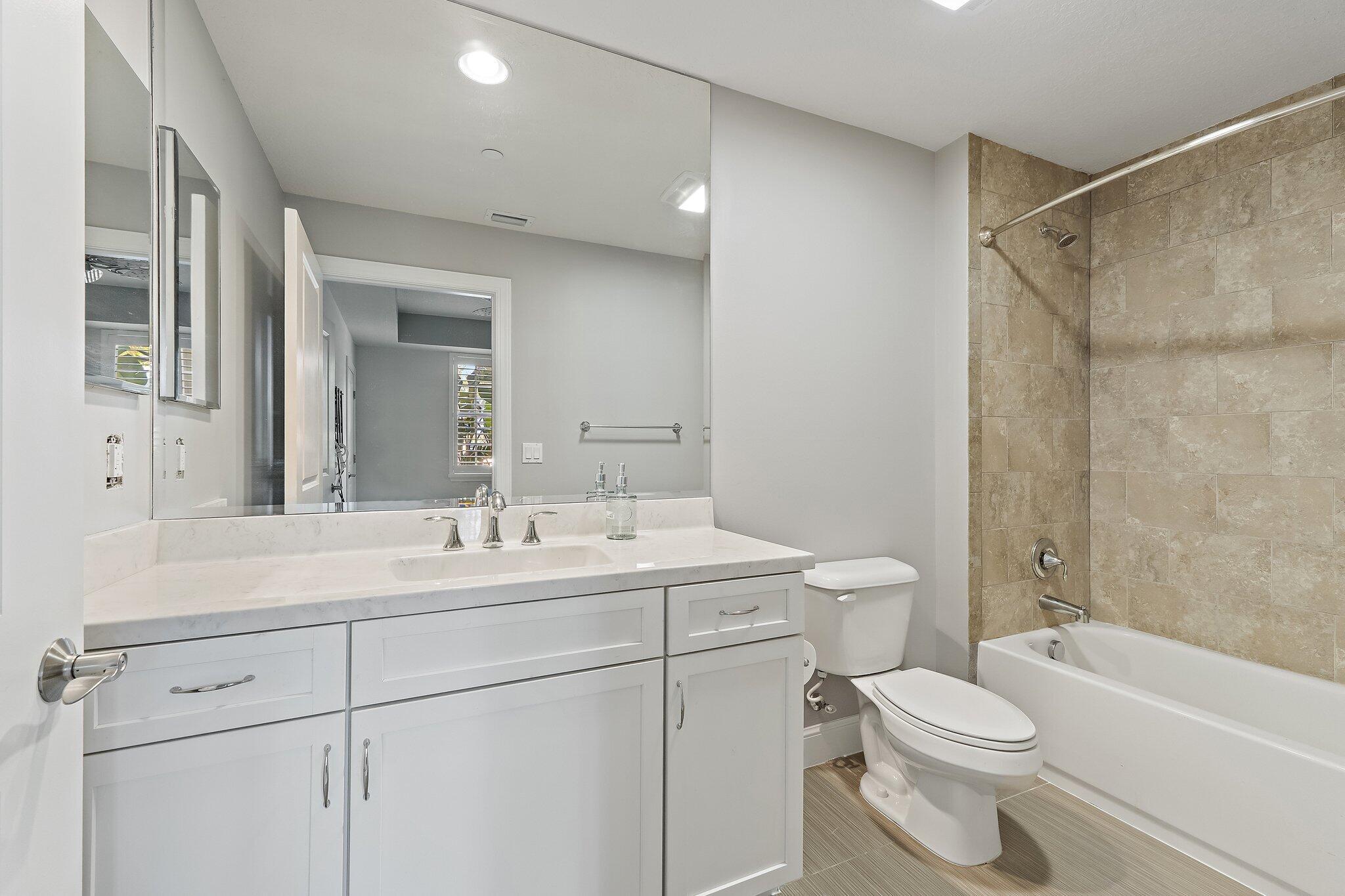 411 Bay Colony Drive N & Slip #32