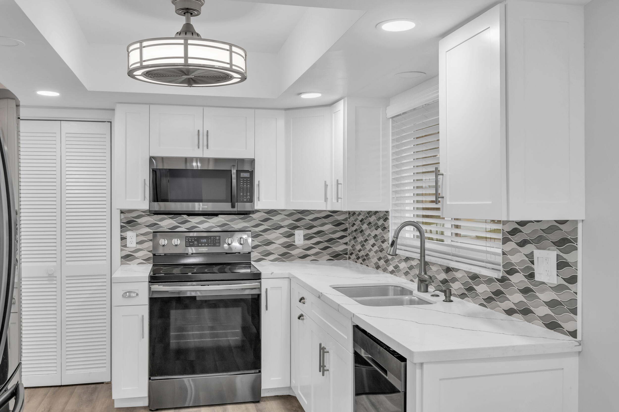 9390 SE Little Club Way N