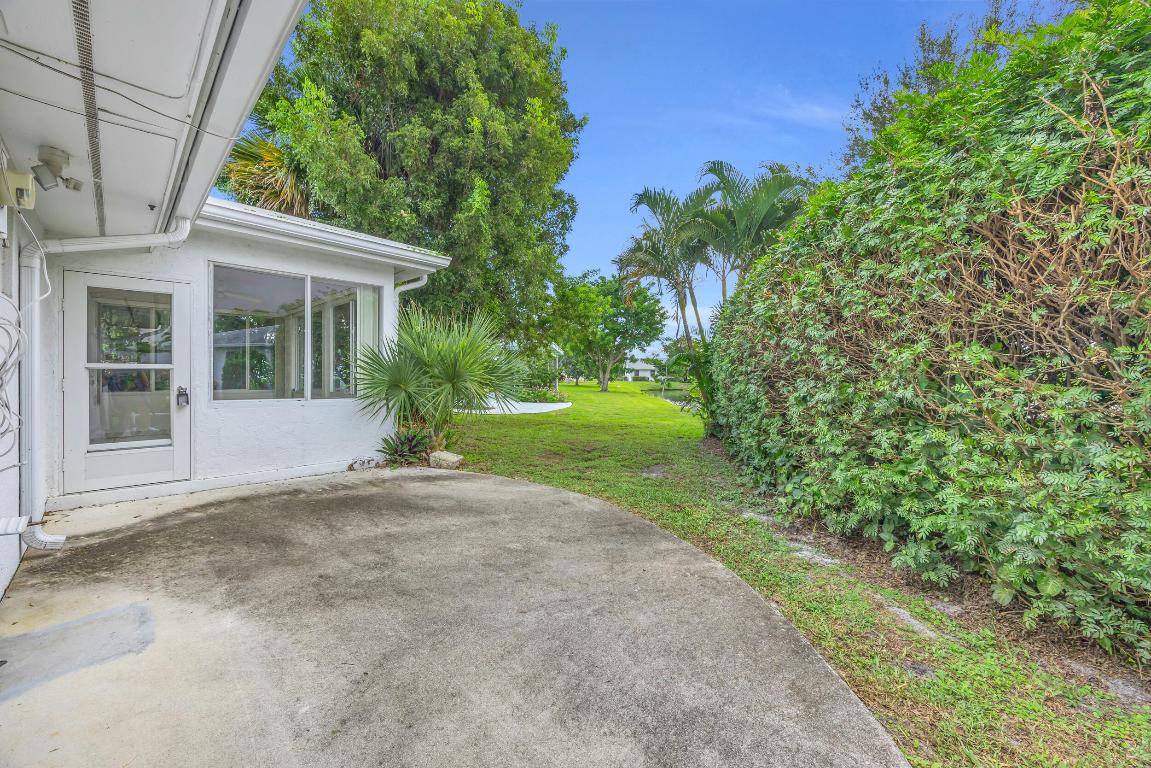 9390 SE Little Club Way N