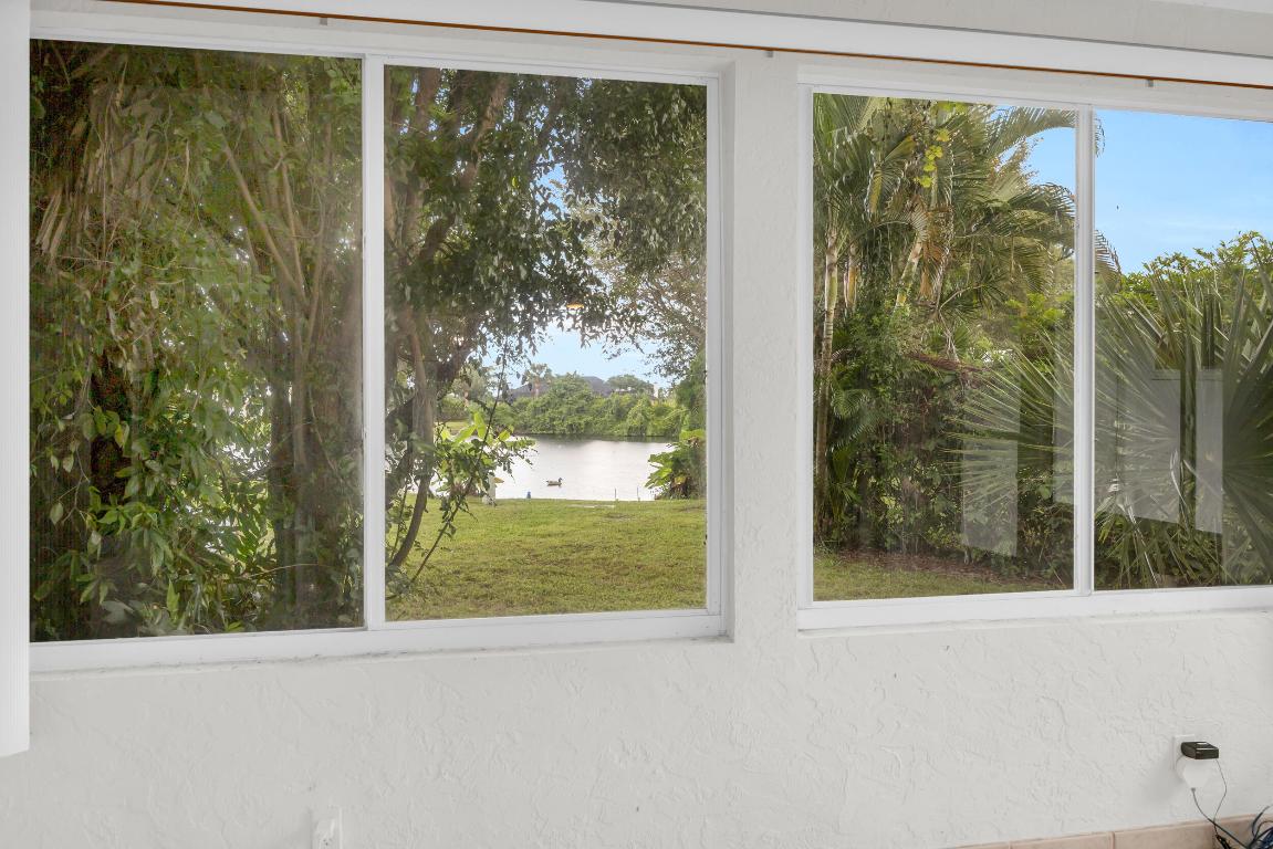 9390 SE Little Club Way N