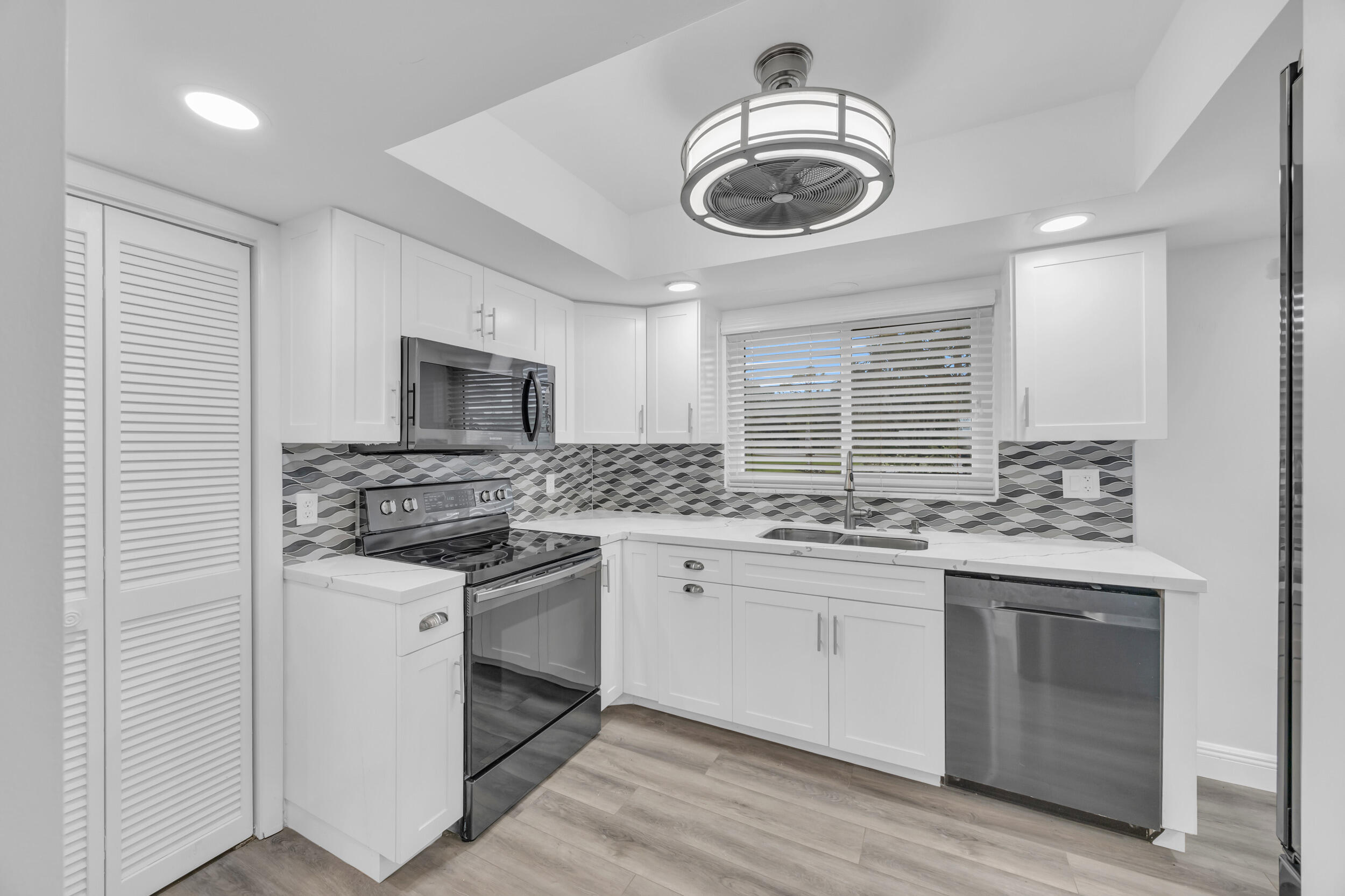 9390 SE Little Club Way N