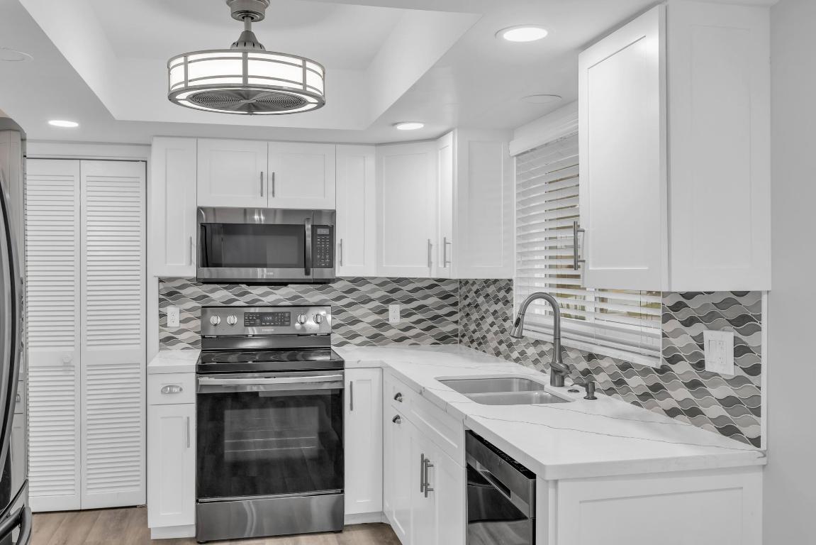 9390 SE Little Club Way N