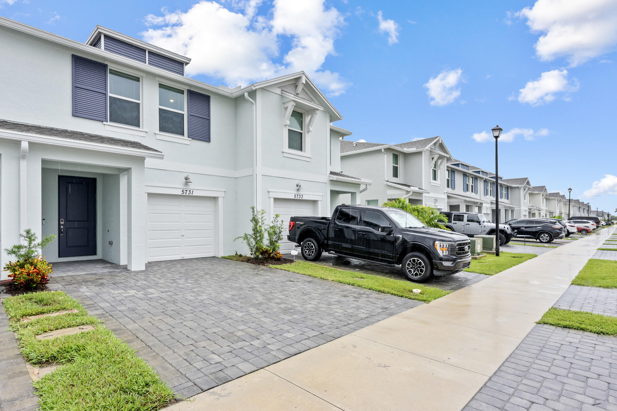 5731 SE Edgewater Circle
