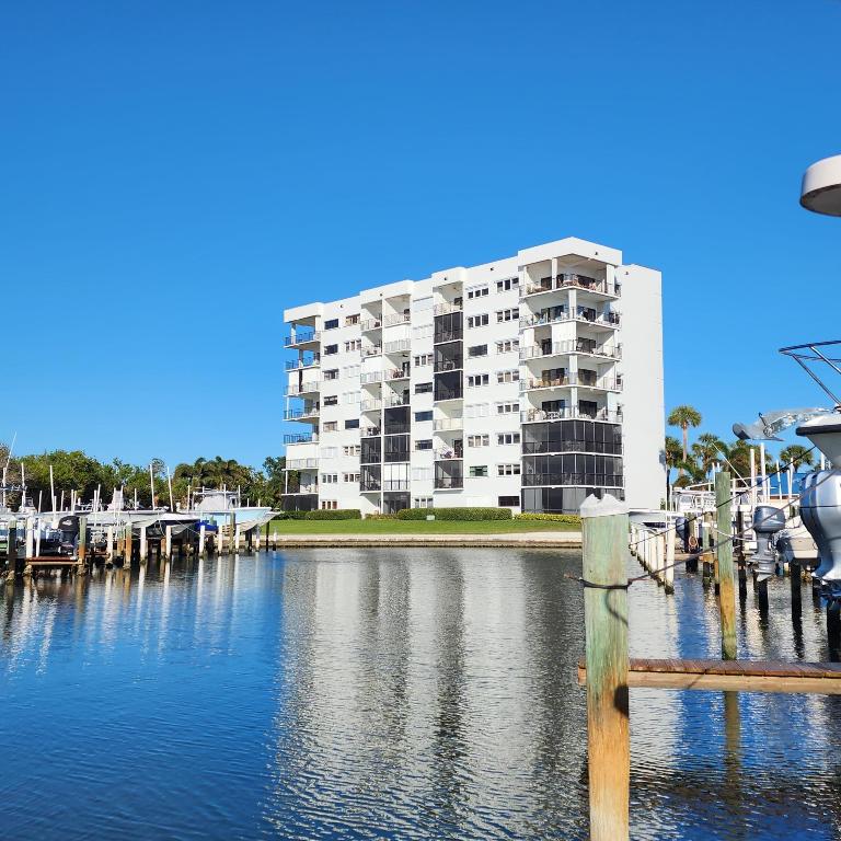 5155 N Highway A1a 211