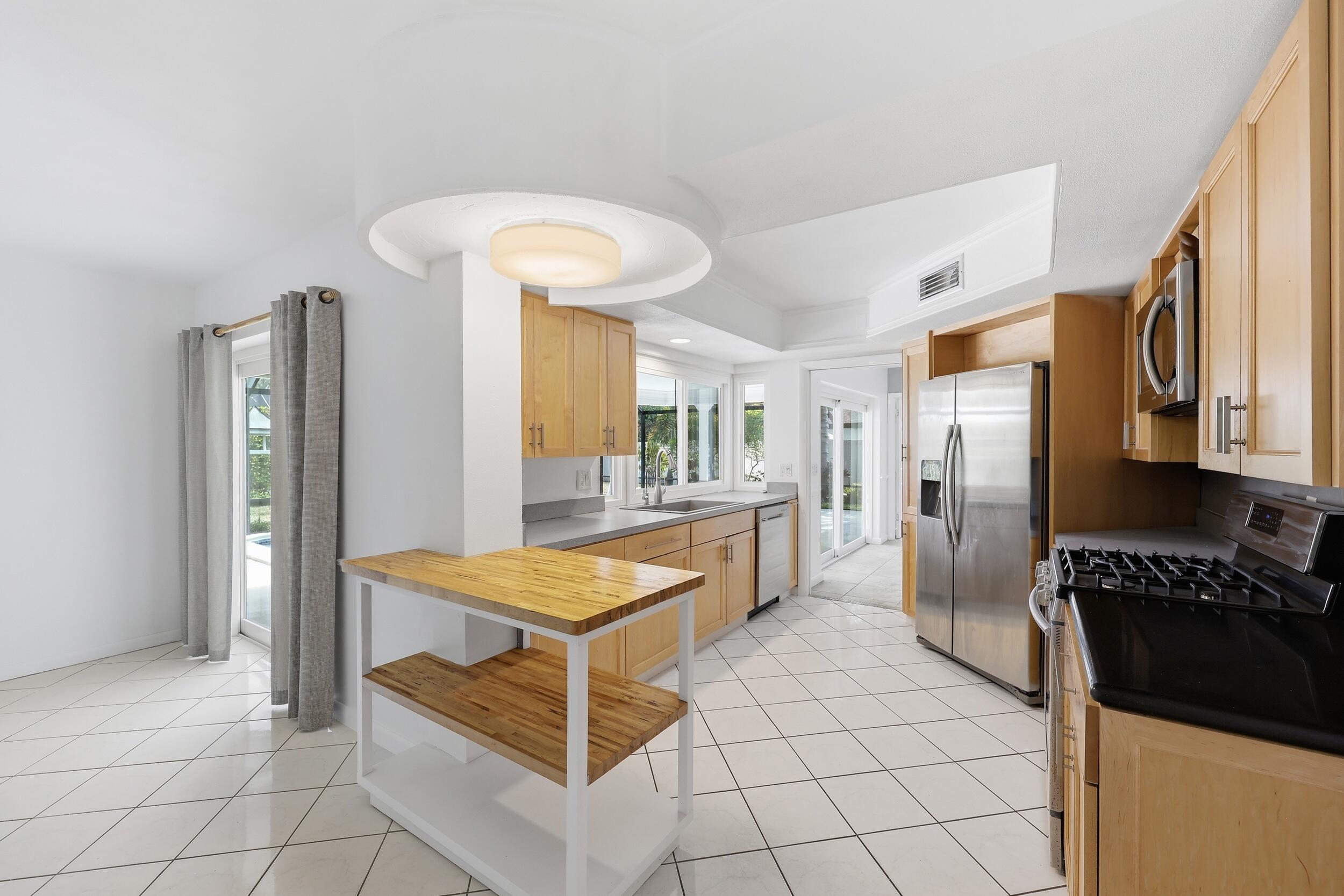 9696 Honeysuckle Avenue