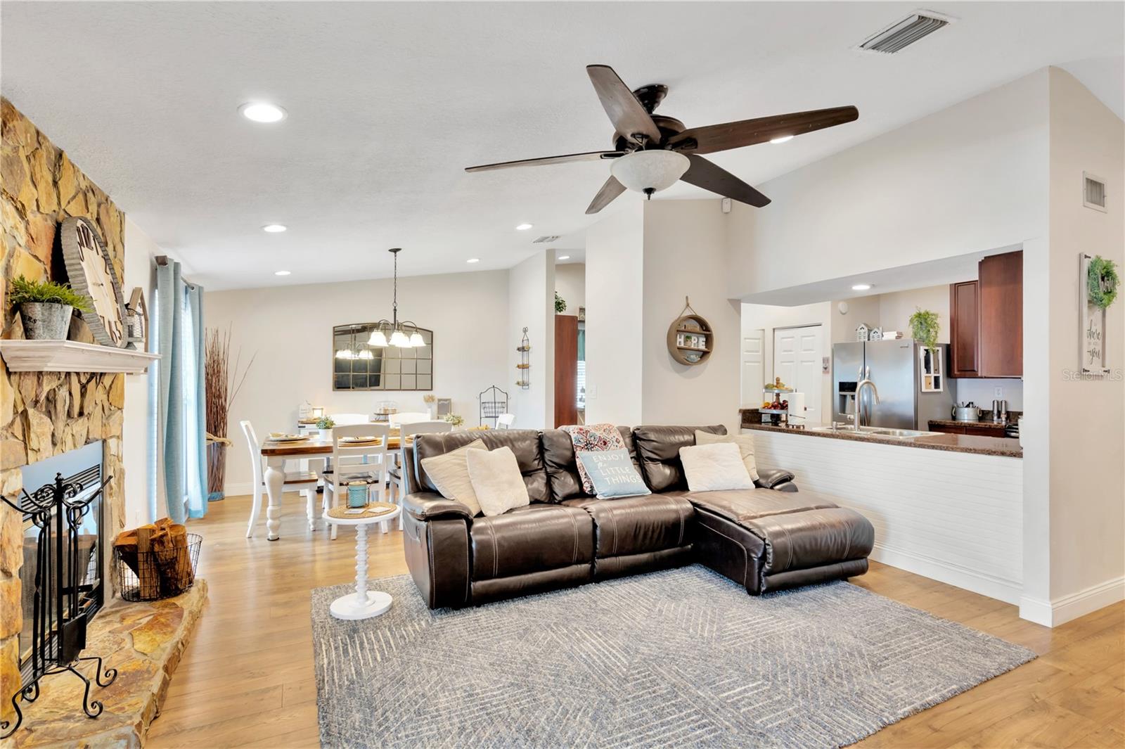 1303 FLORIDA OAK CT