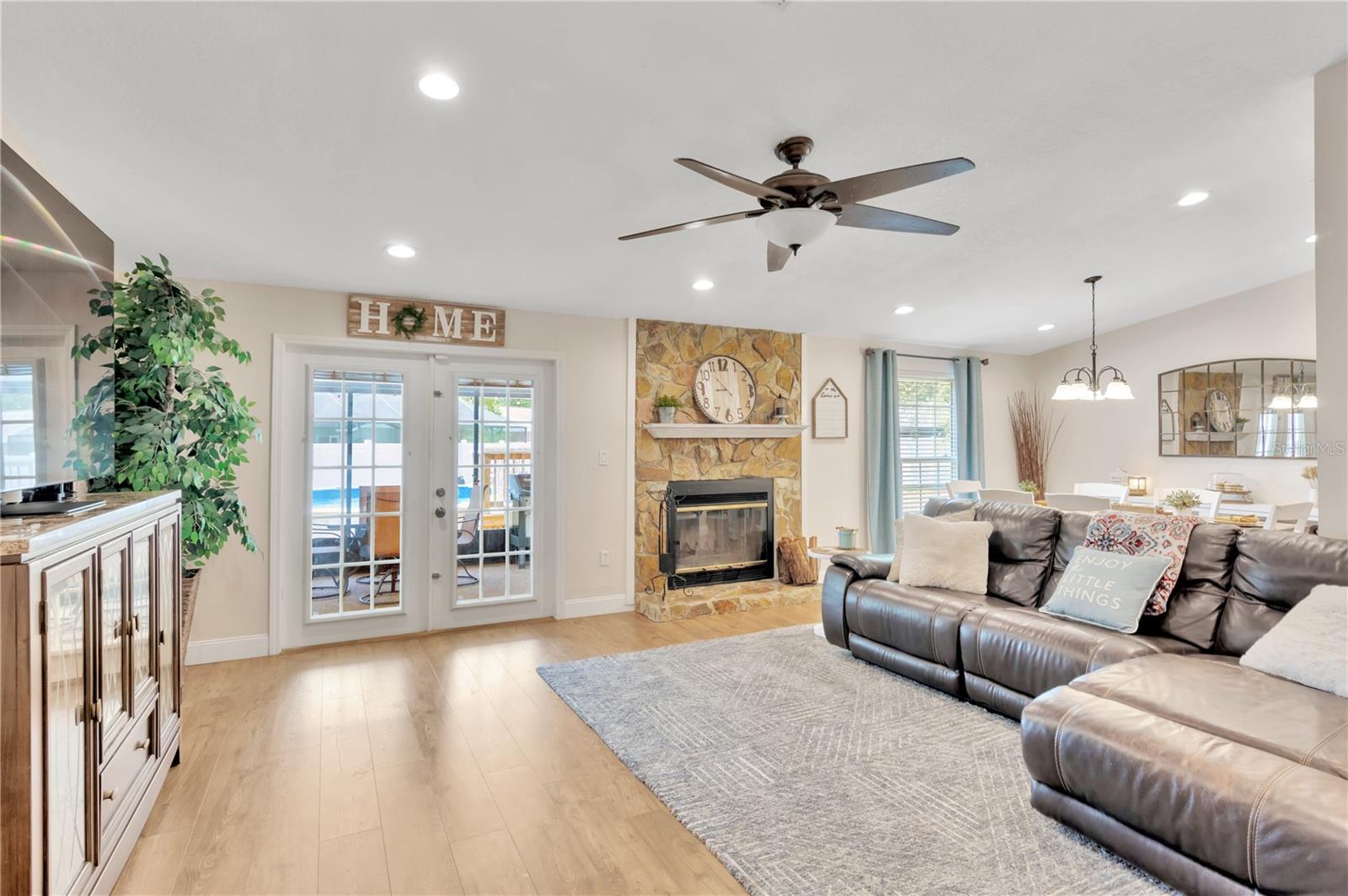 1303 FLORIDA OAK CT