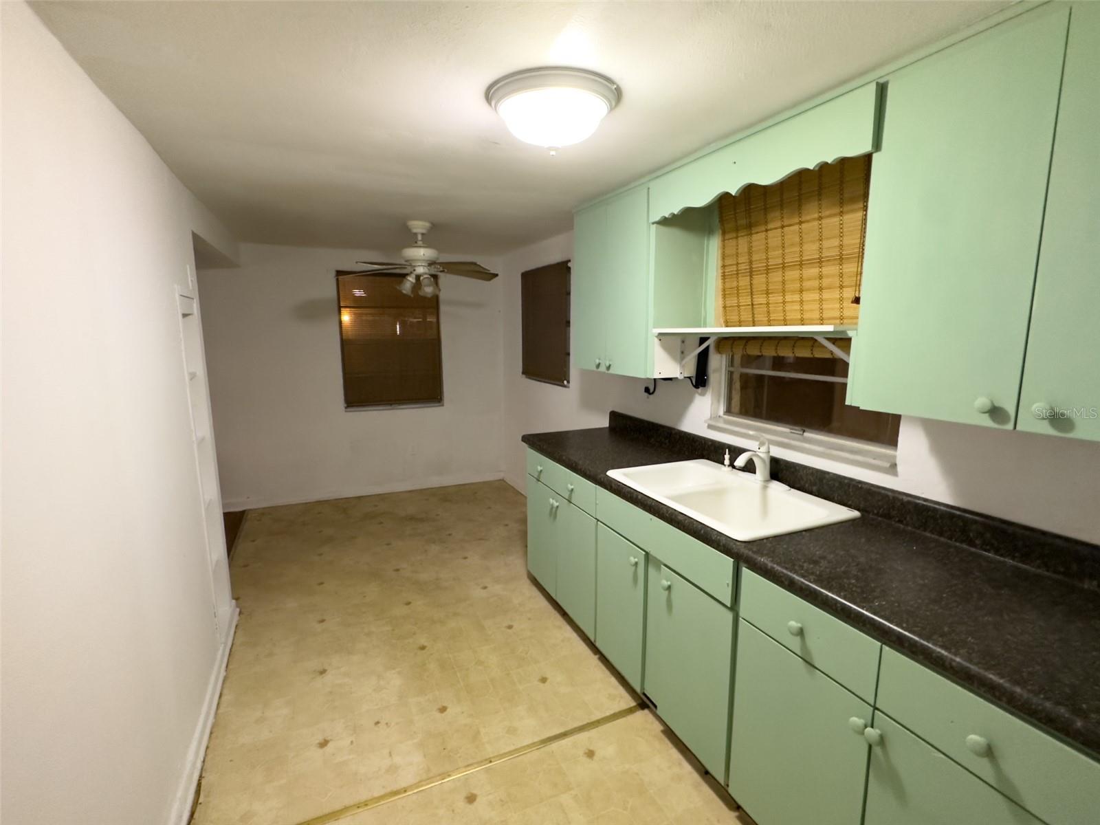 2412 LAKEVIEW ST
