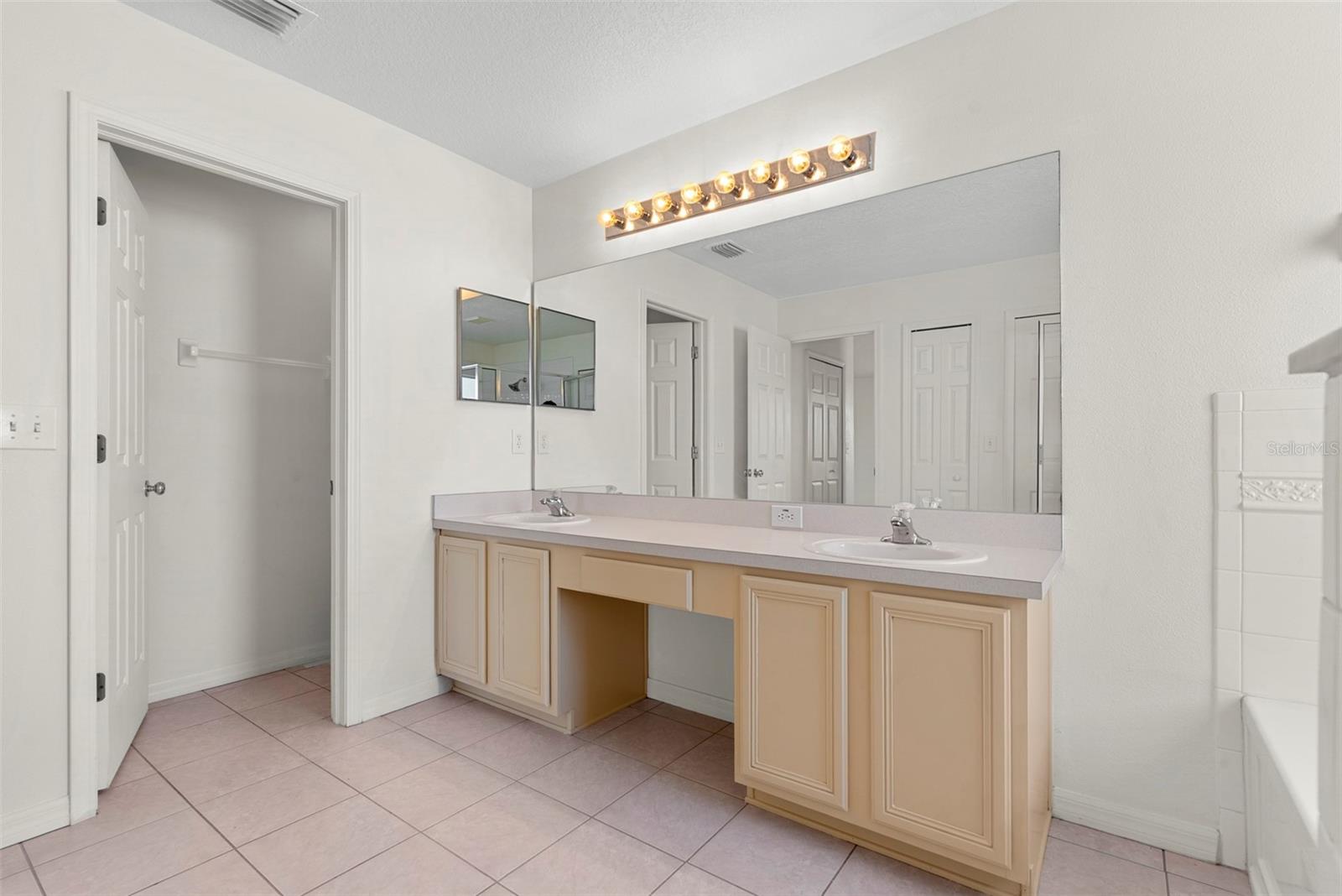 2238 ROANOKE SPRINGS DR