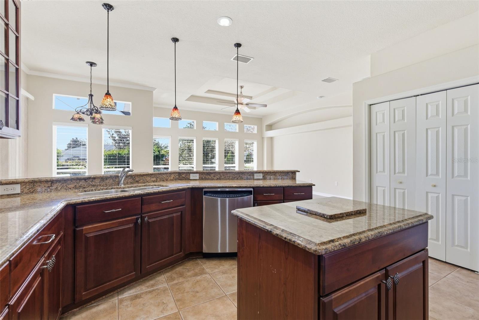 915 VISTA VERDE LN