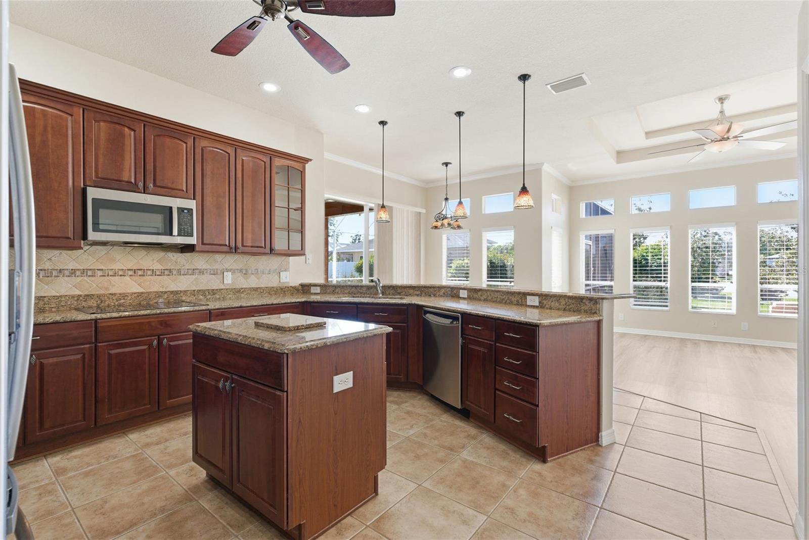 915 VISTA VERDE LN