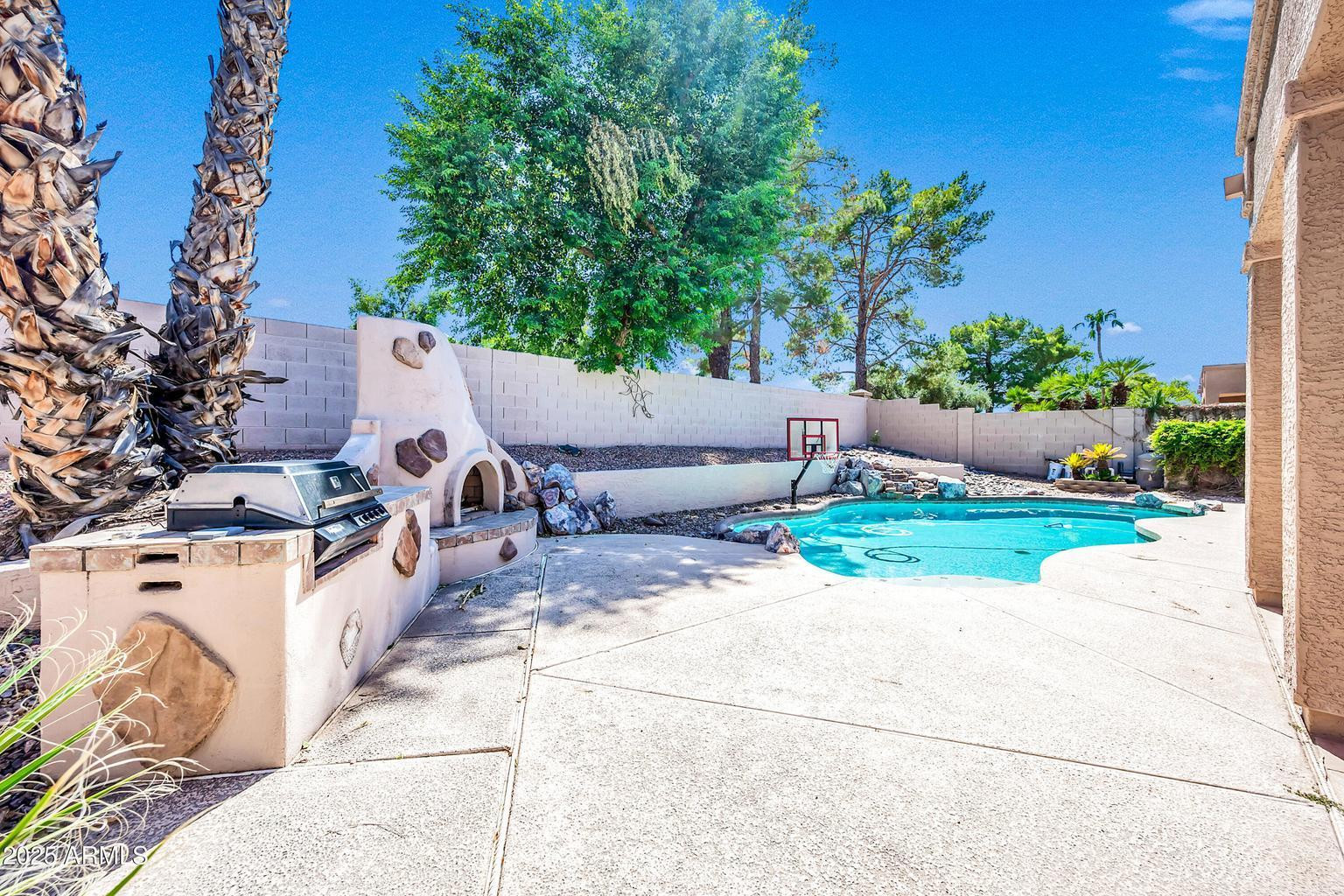 875 W Aloe Place