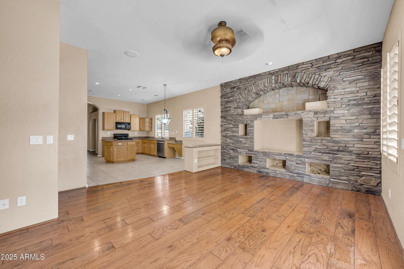 875 W Aloe Place
