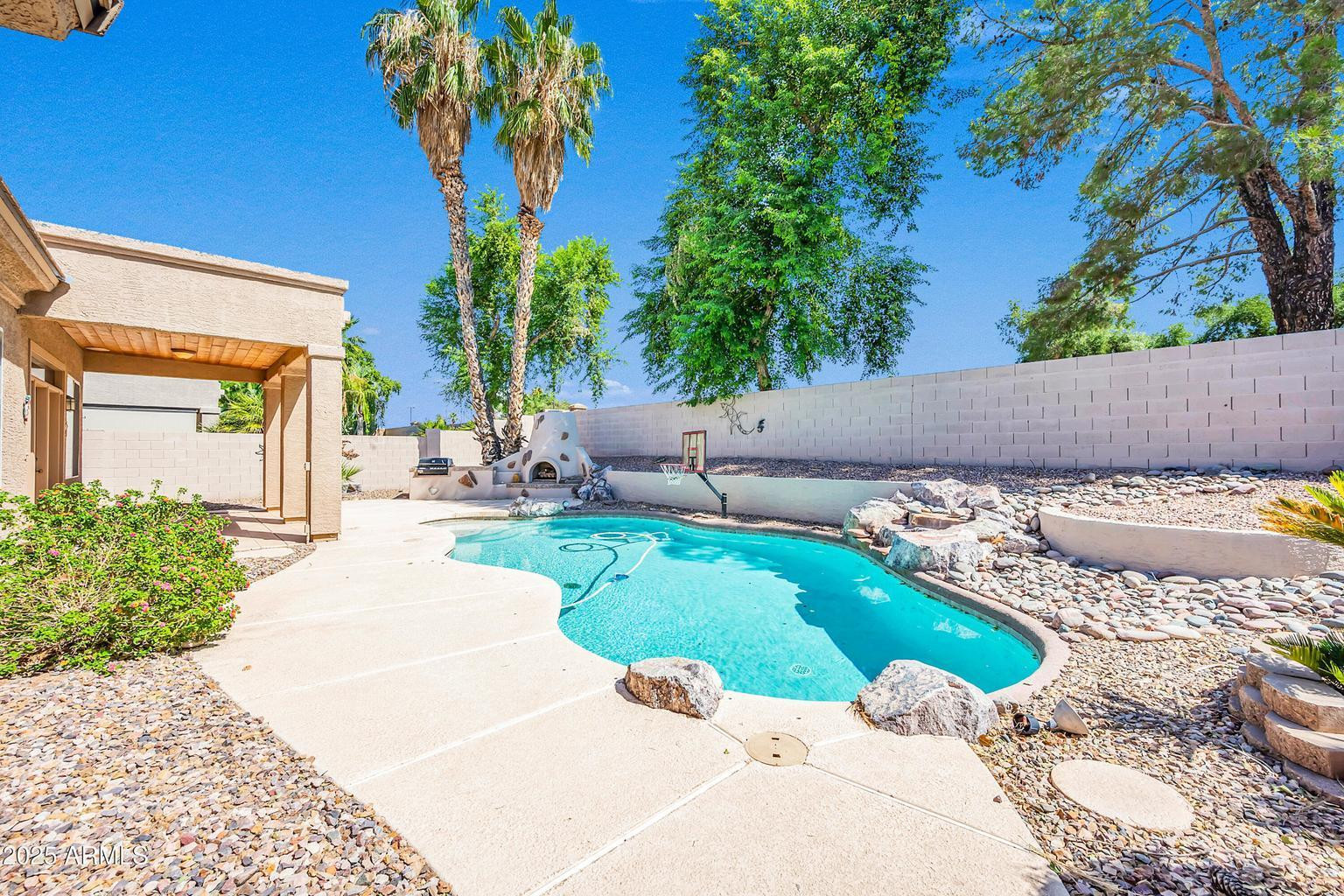 875 W Aloe Place