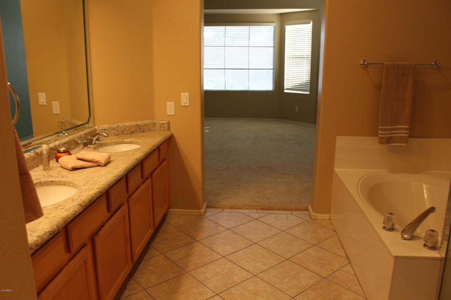 875 W Aloe Place
