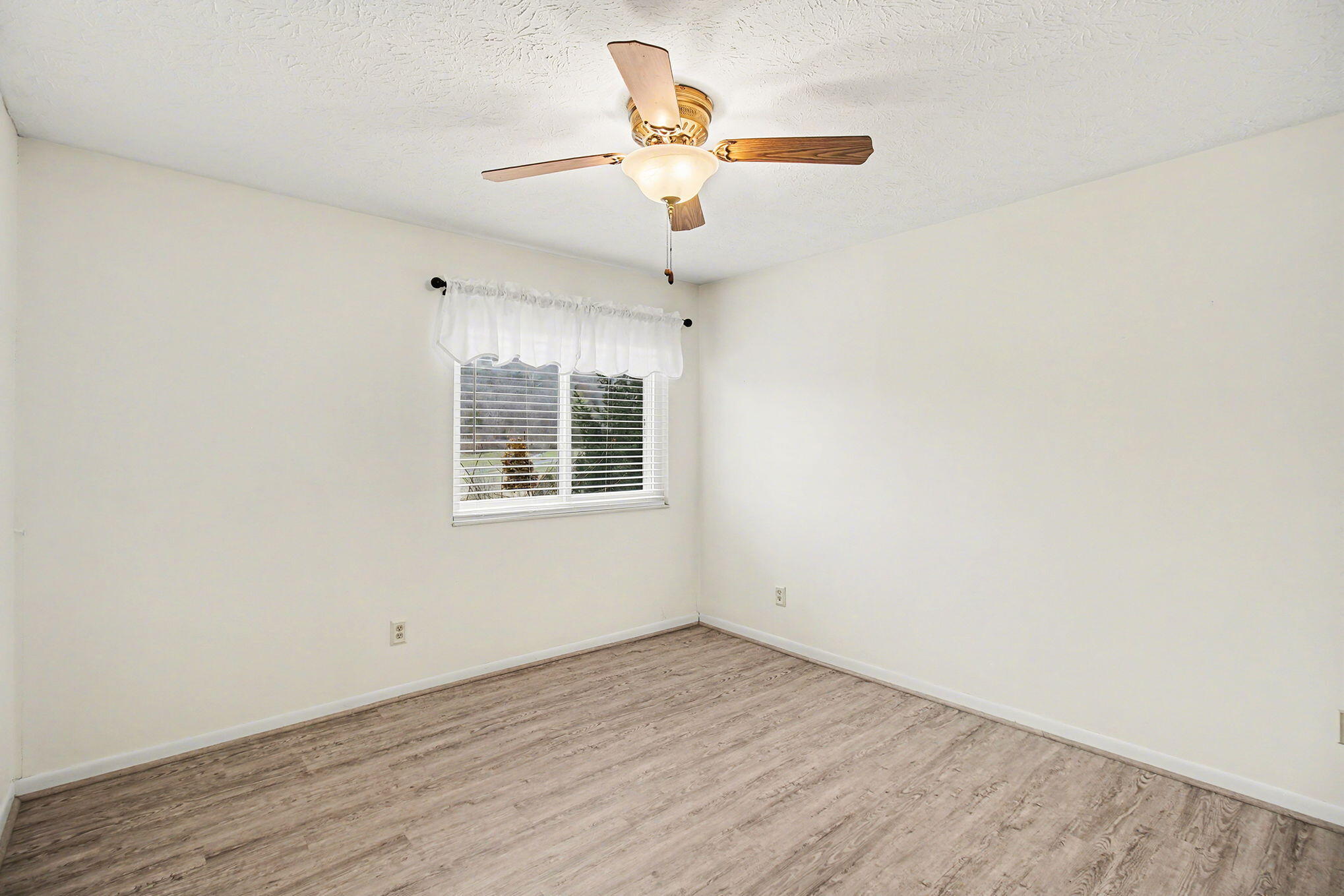 220 Willowbrook Court, 4