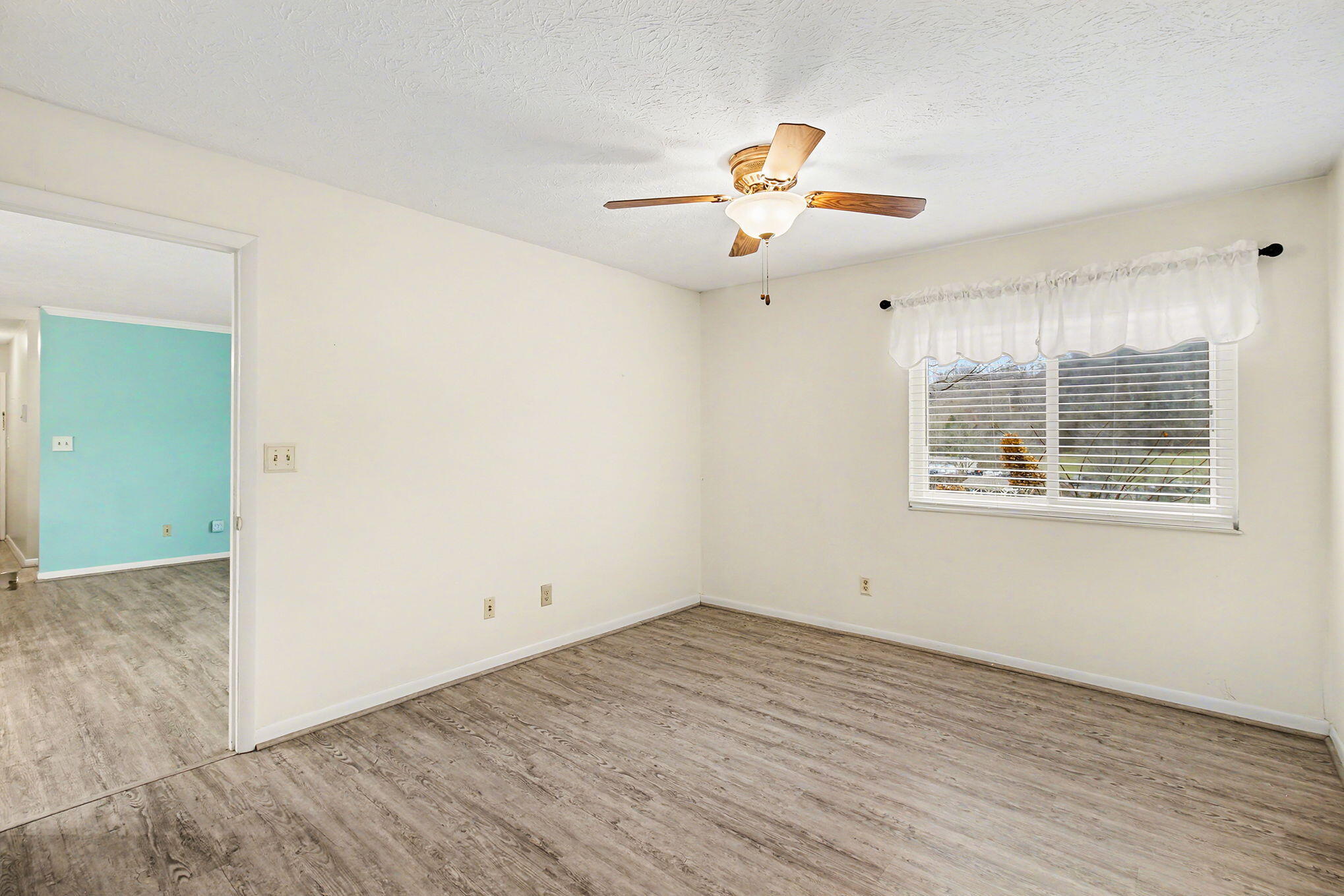 220 Willowbrook Court, 4