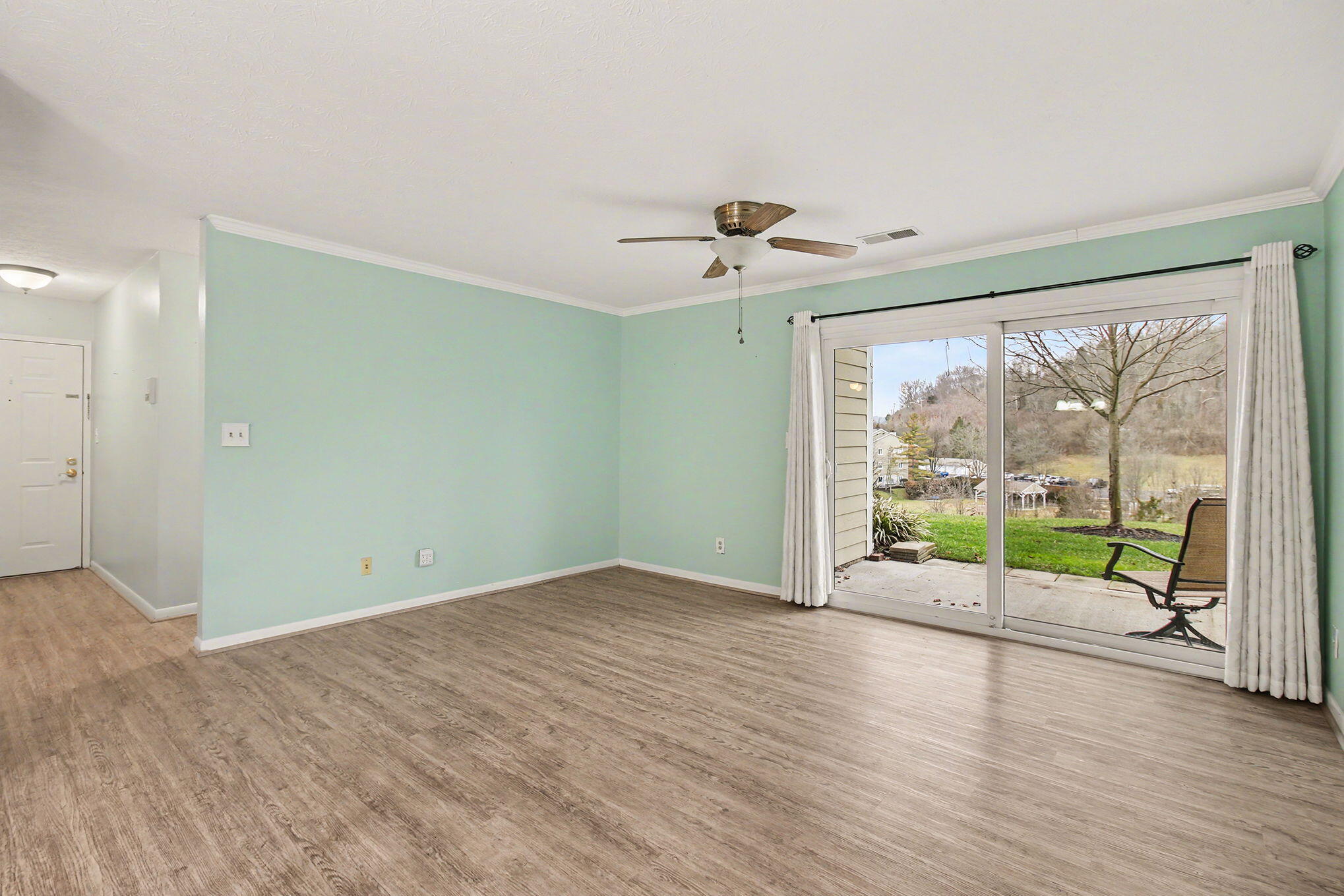 220 Willowbrook Court, 4