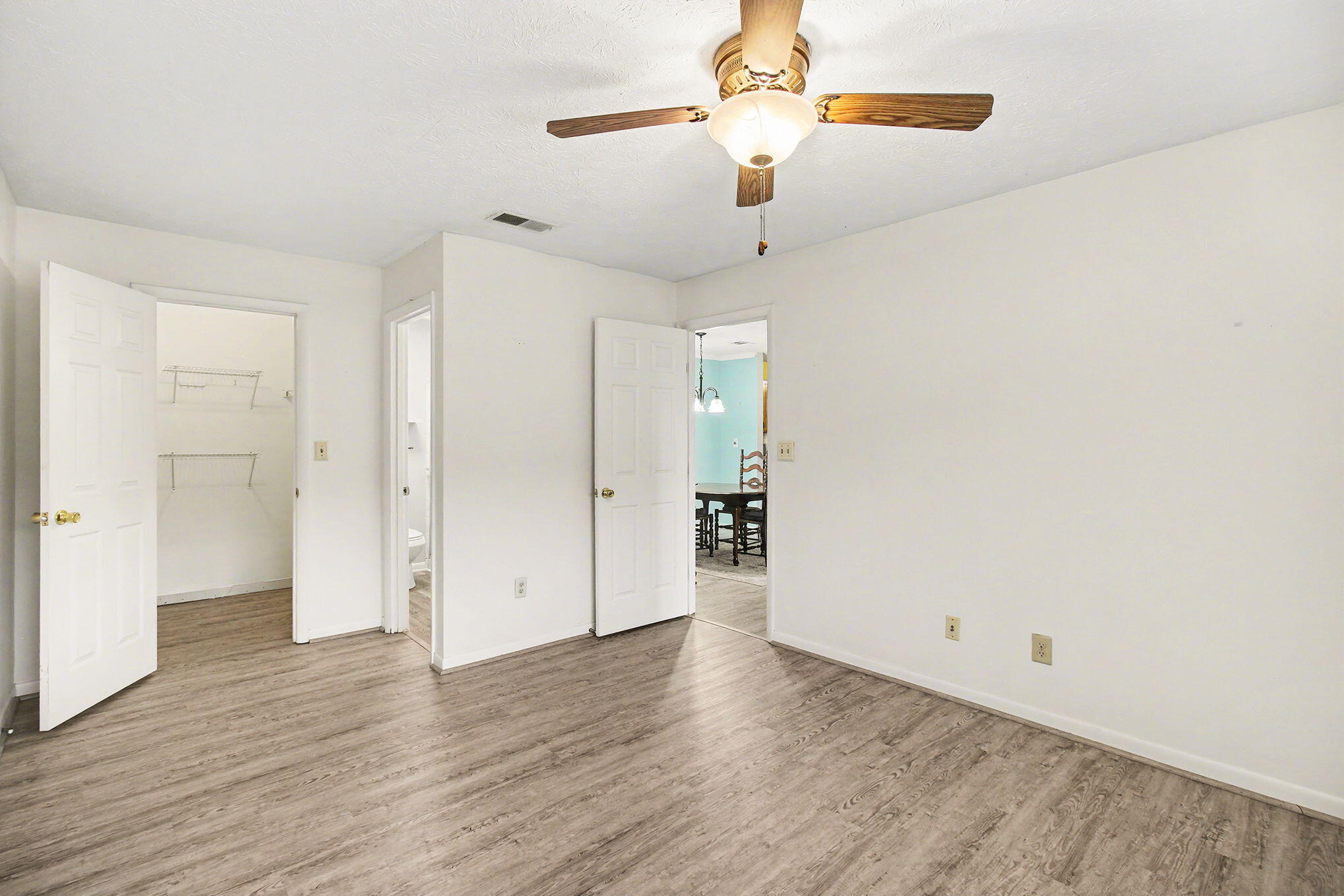 220 Willowbrook Court, 4