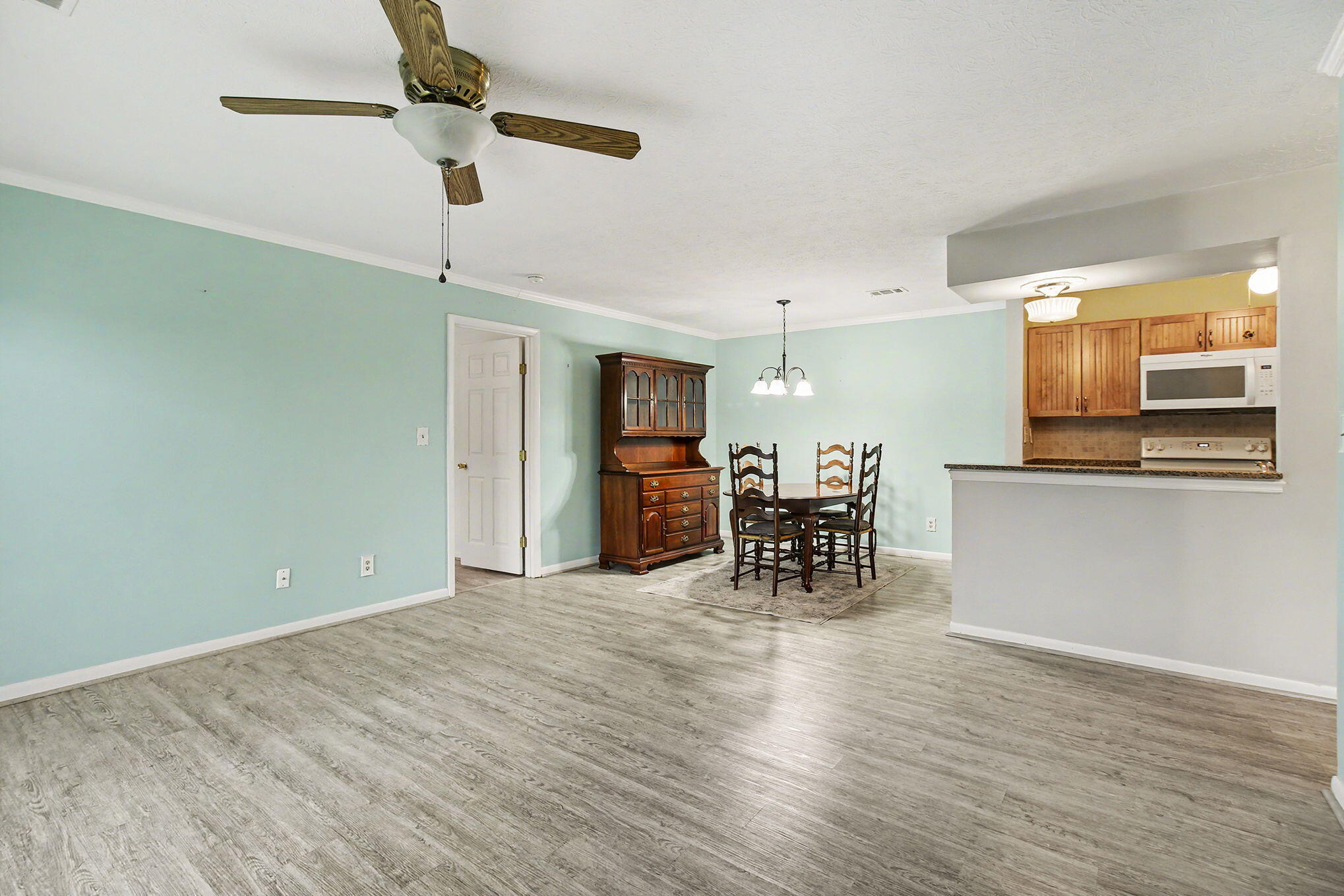 220 Willowbrook Court, 4