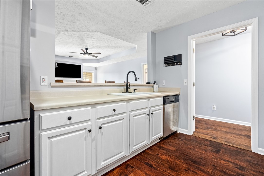 1096 AMBER LANE