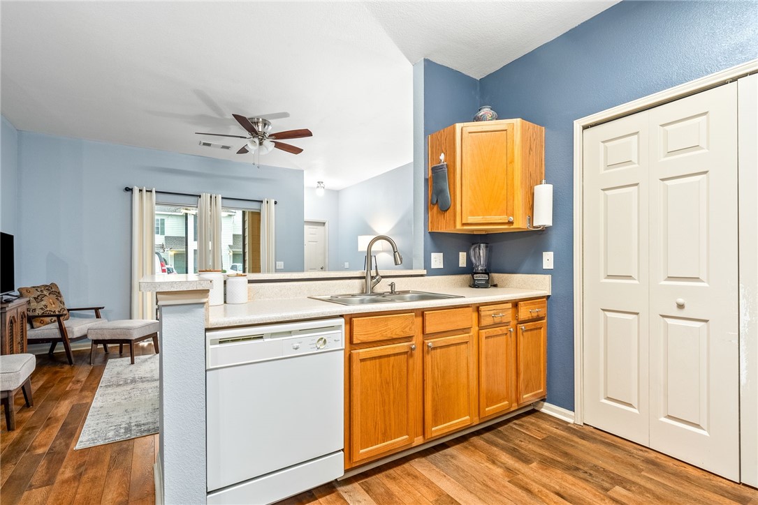 447 W LONGLEAF DRIVE 1206