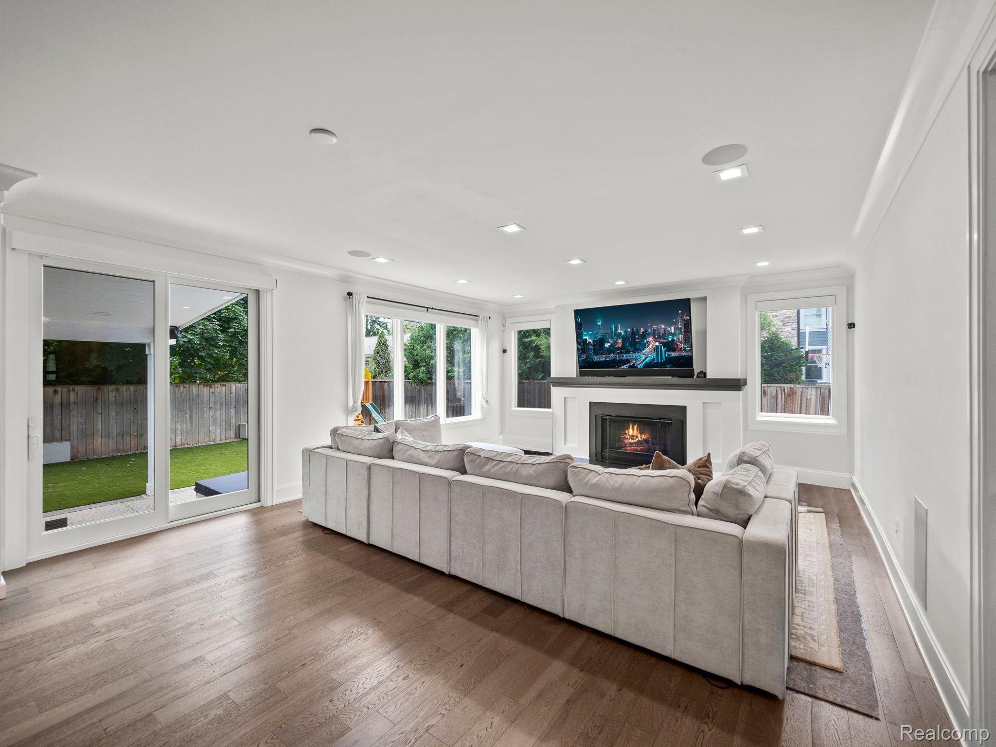 574 WESTCHESTER Way