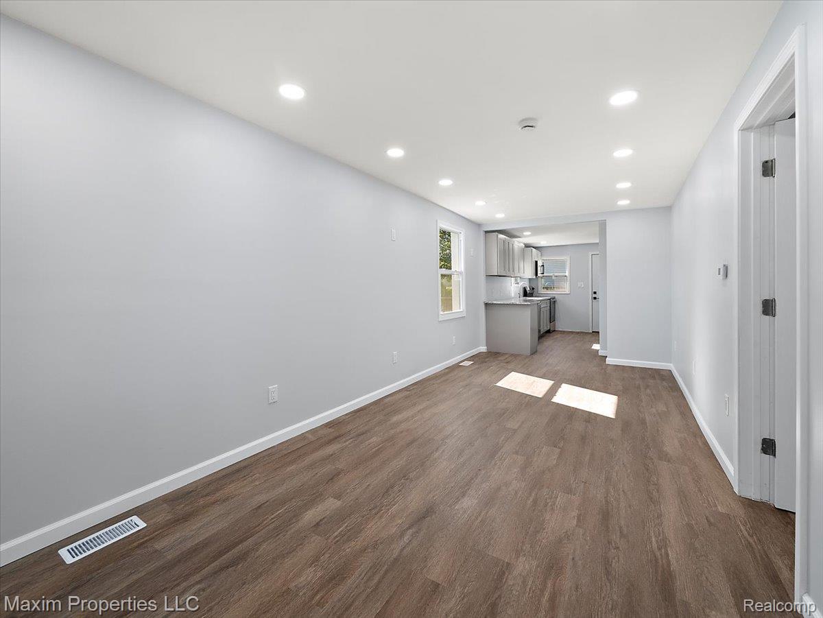 992 Parkwood Avenue