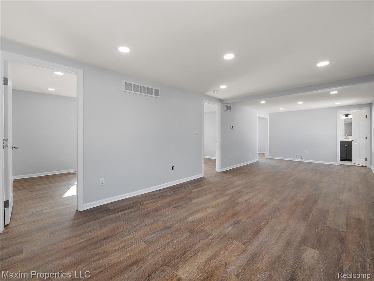 992 Parkwood Avenue