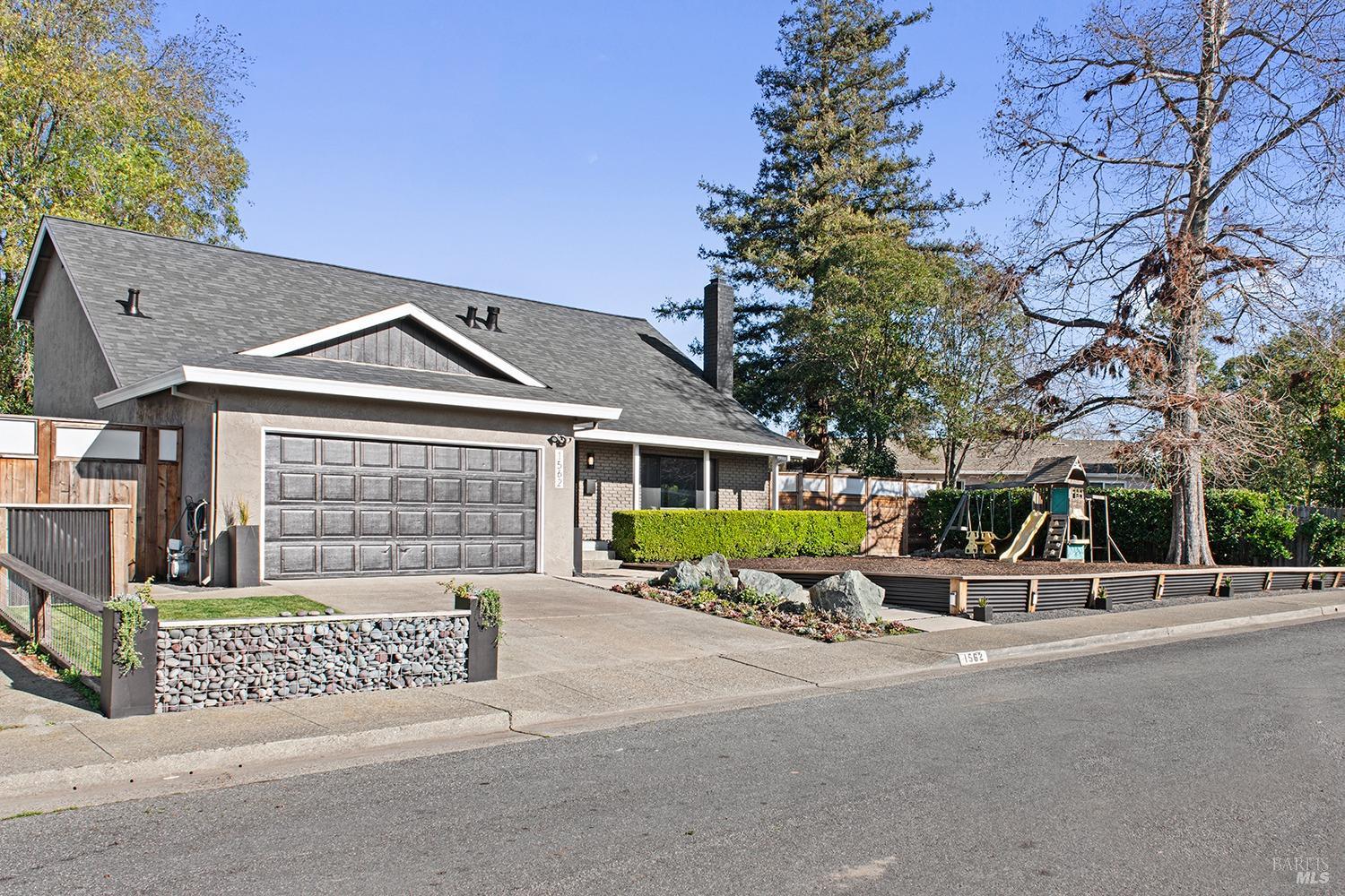 1562 Creekside Dr