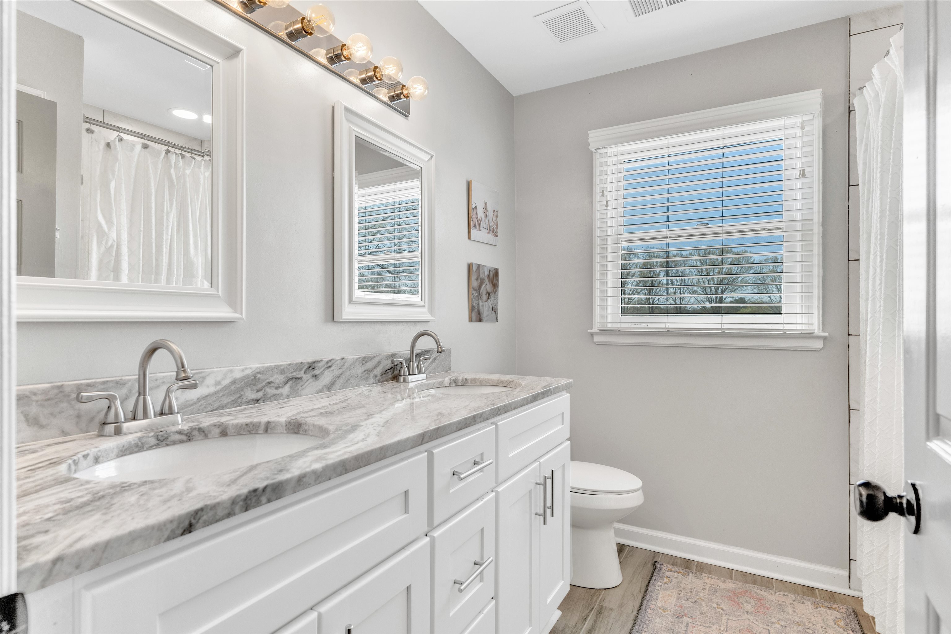 2773 W LEVEE OAKS DR