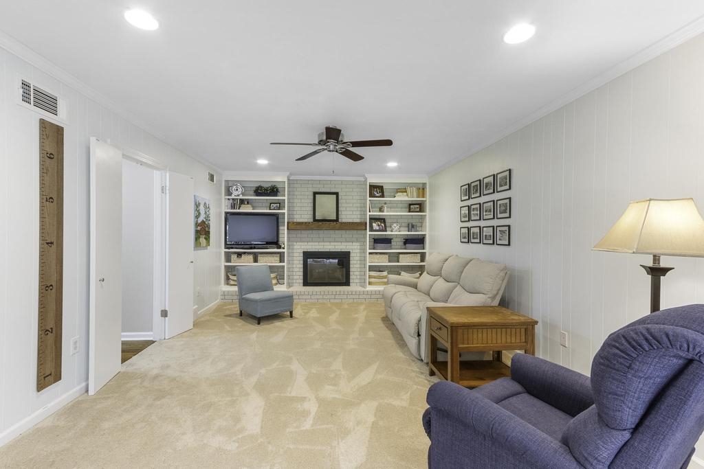 1675 E CHURCHILL DWNS