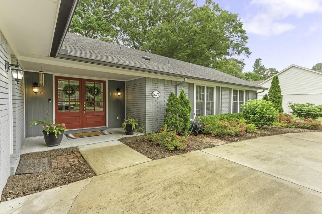 1675 E CHURCHILL DWNS