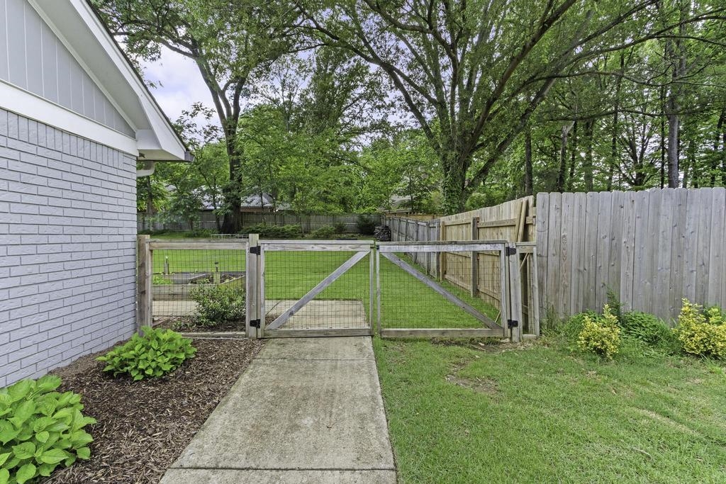 1675 E CHURCHILL DWNS