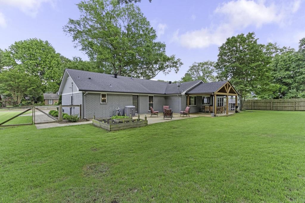 1675 E CHURCHILL DWNS