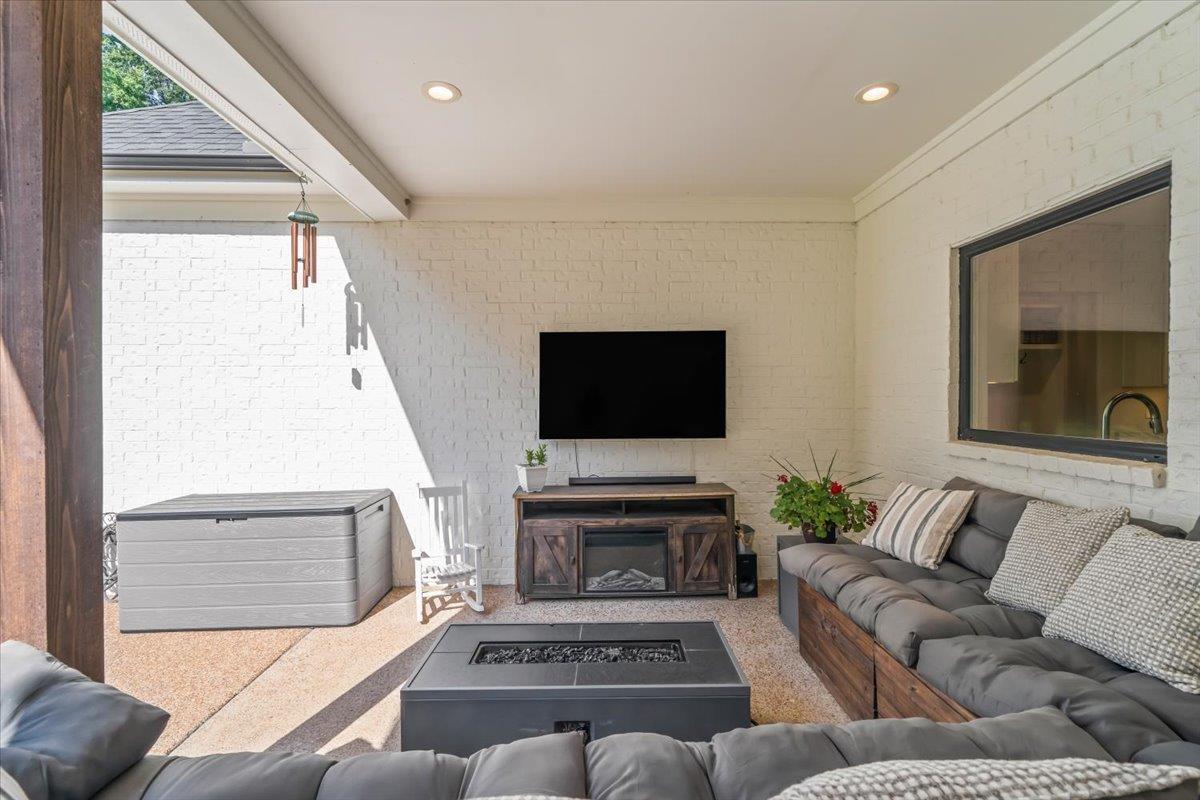 255 LONE OAK DR