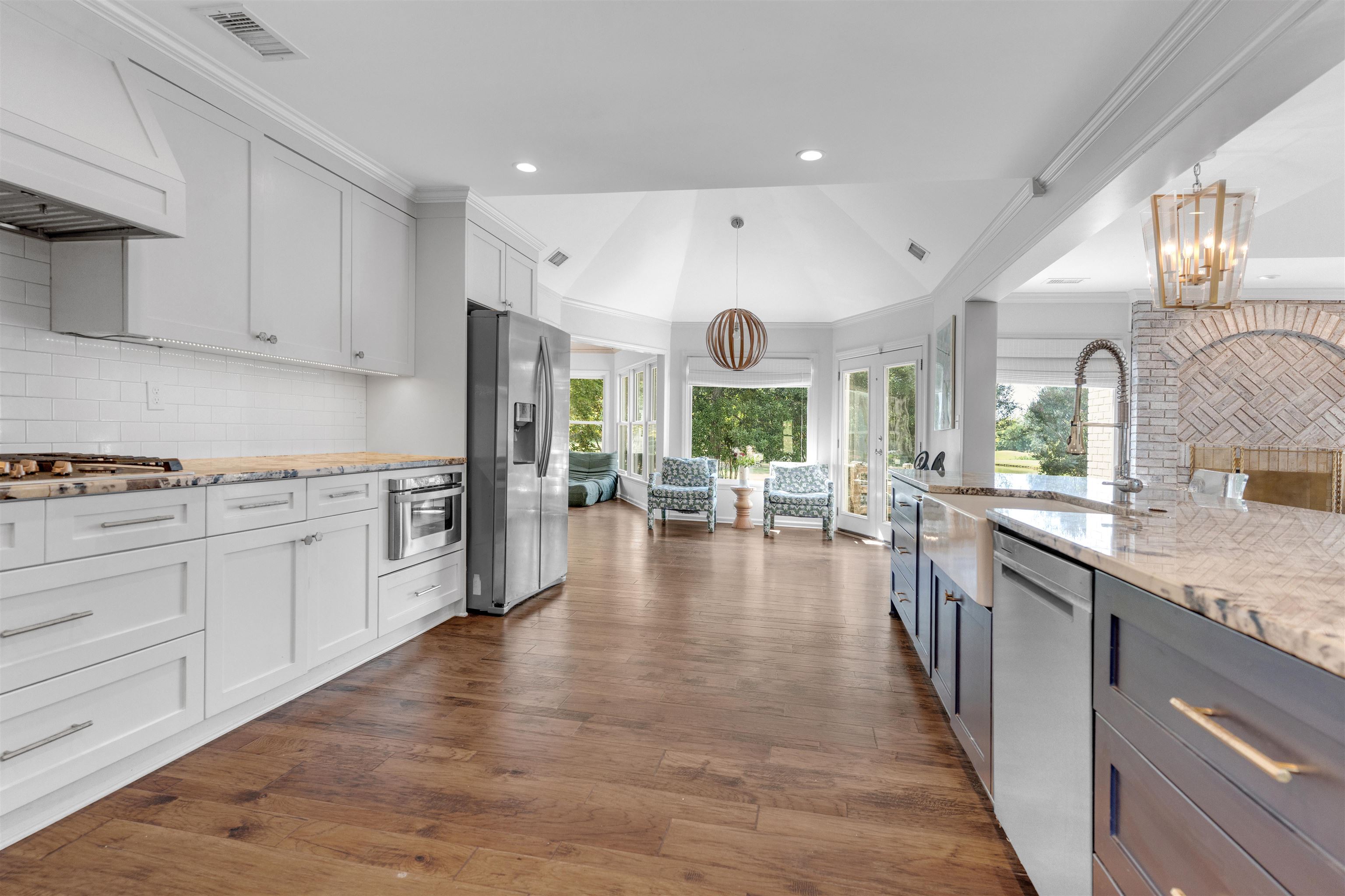 2877 W LEVEE OAKS DR